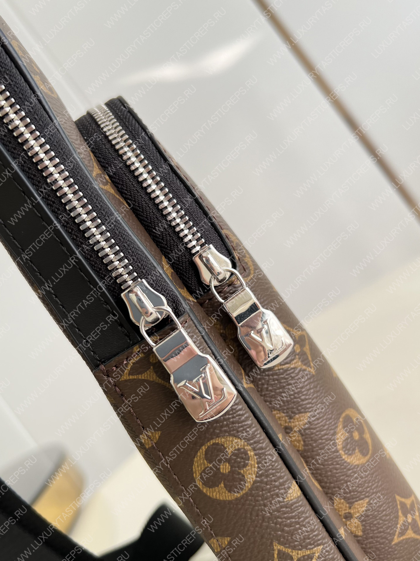 l**is V*t*n avenue slingbag monogram brown m46327