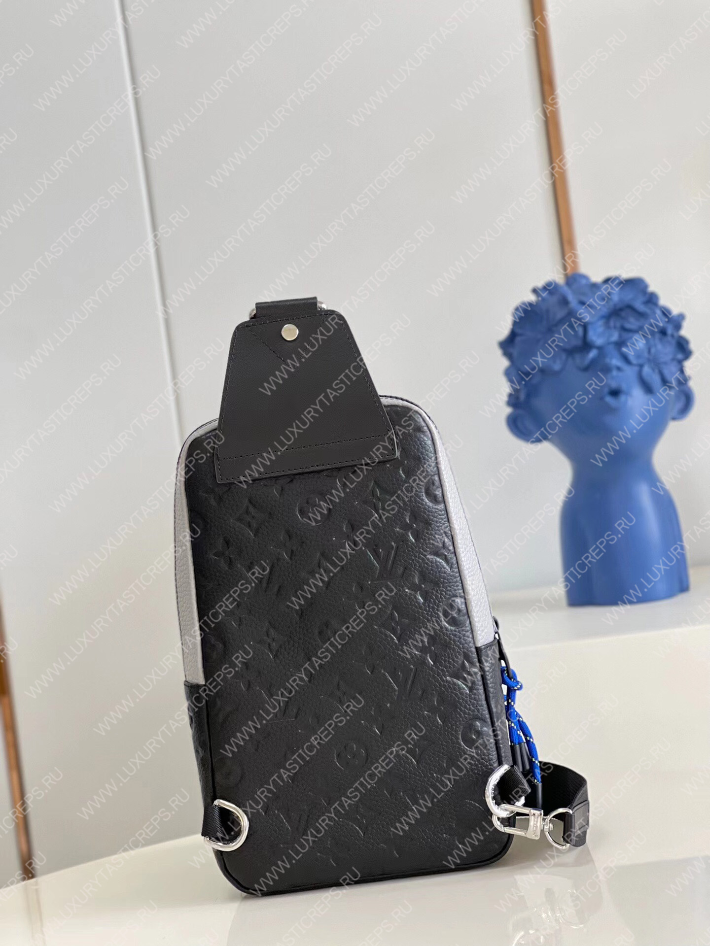 l**is V*t*n avenue slingbag gray m59926