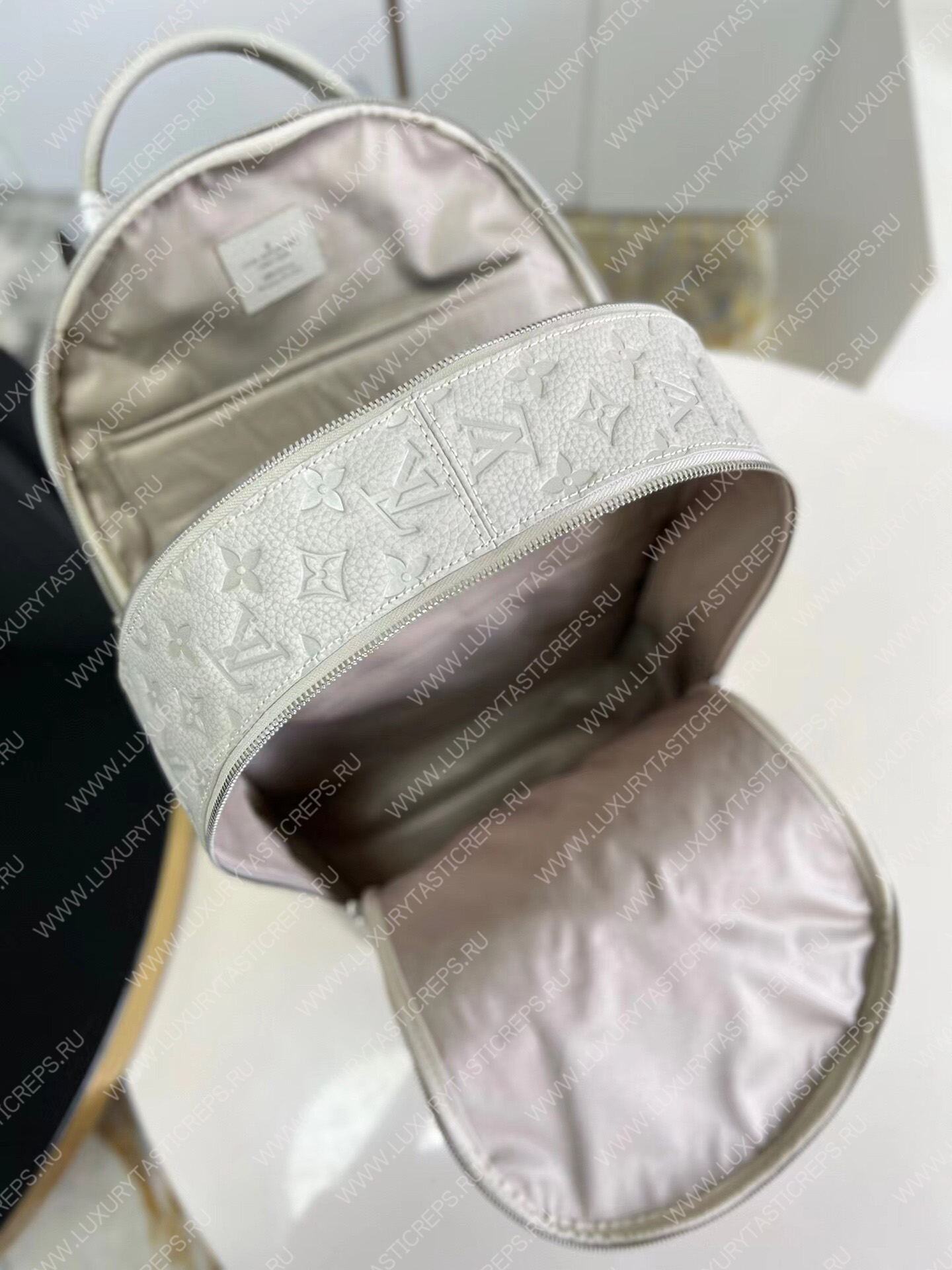 l**is V*t*n ellipse backpack white m20877