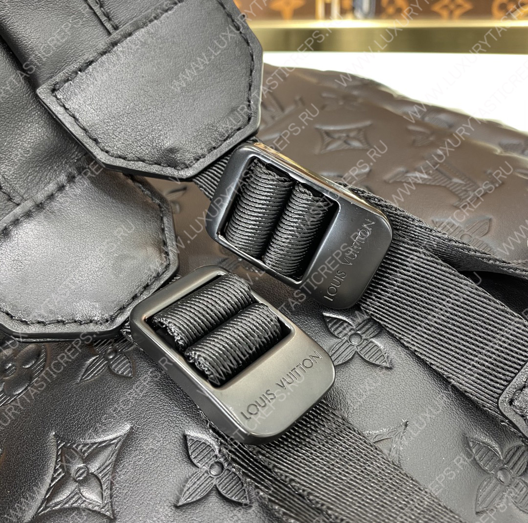 l**is V*t*n trekking backpack black m43680