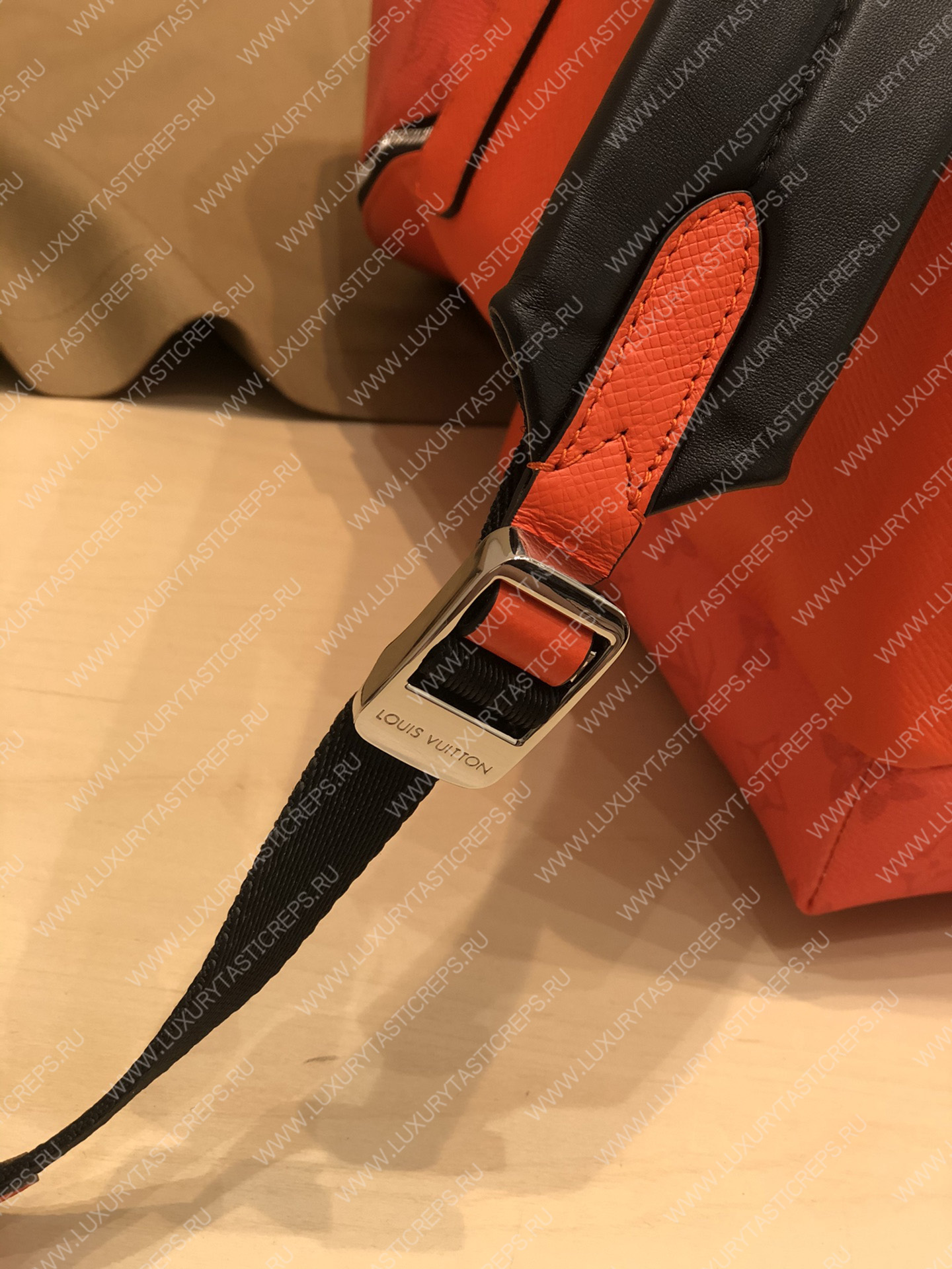 l**is V*t*n discovery backpack pm orange m30230