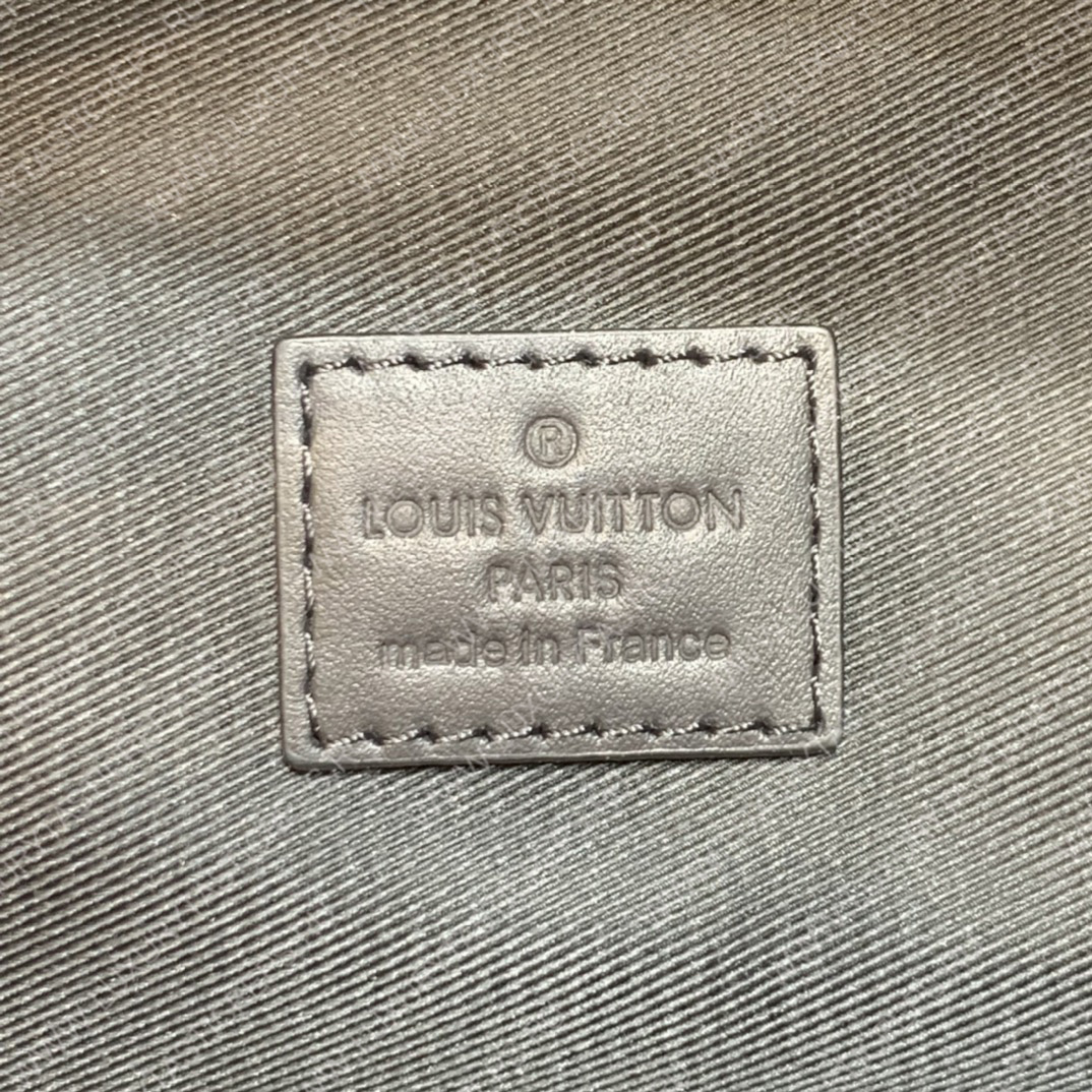 l**is V*t*n takeoff backpack black m57079