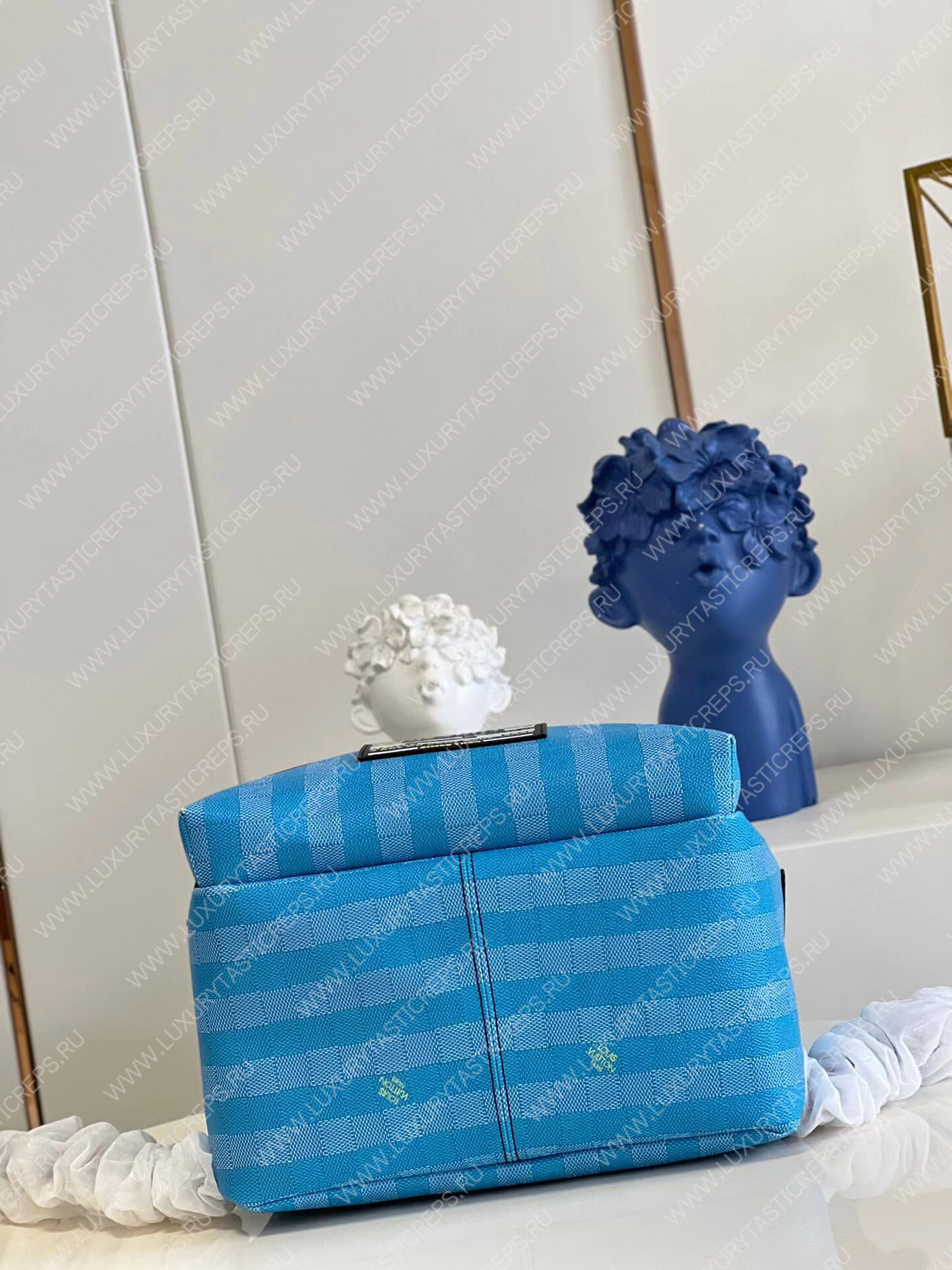 l**is V*t*n discovery backpack gradient blue m59913