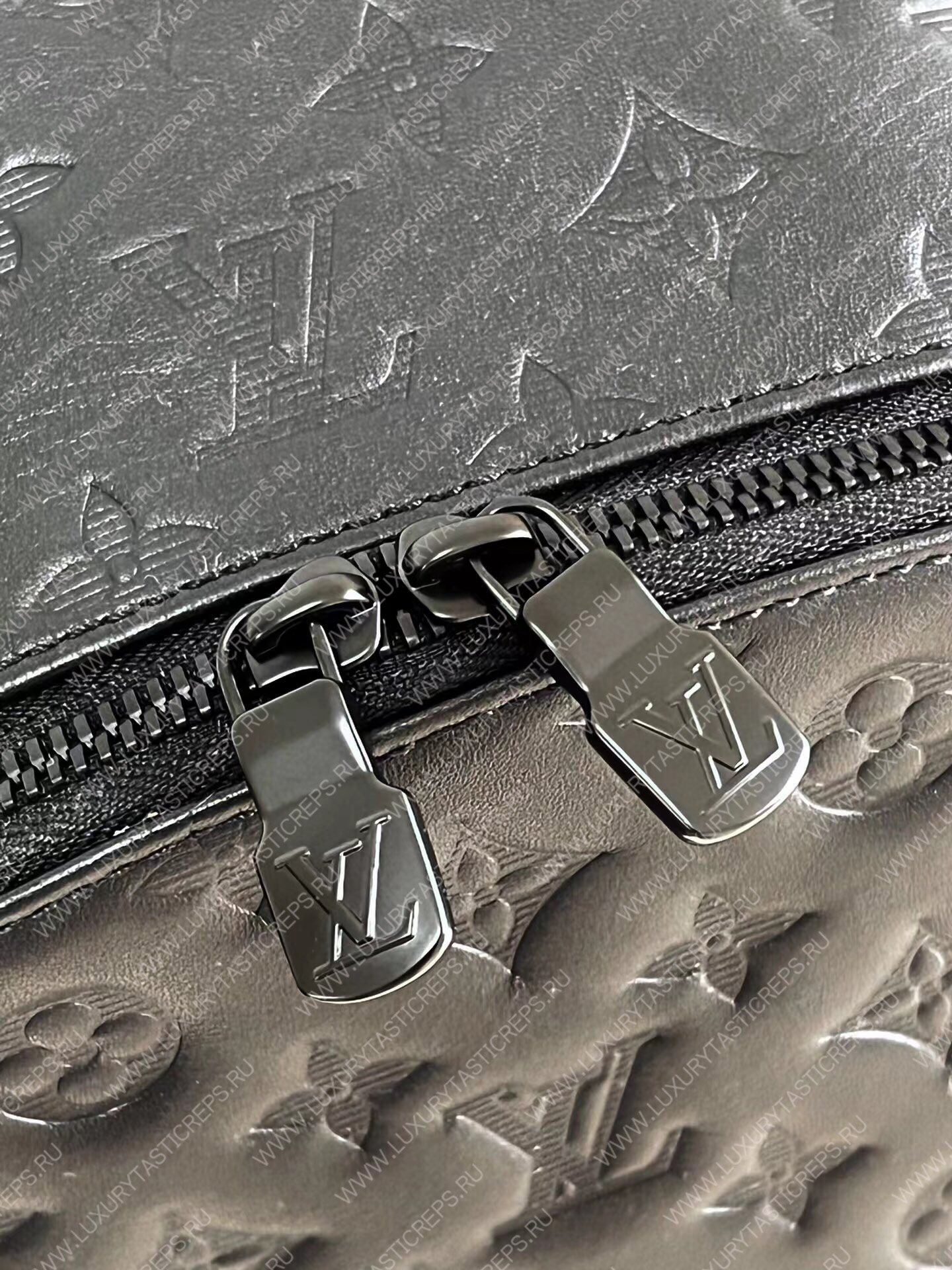 l**is V*t*n racer backpack black m46109