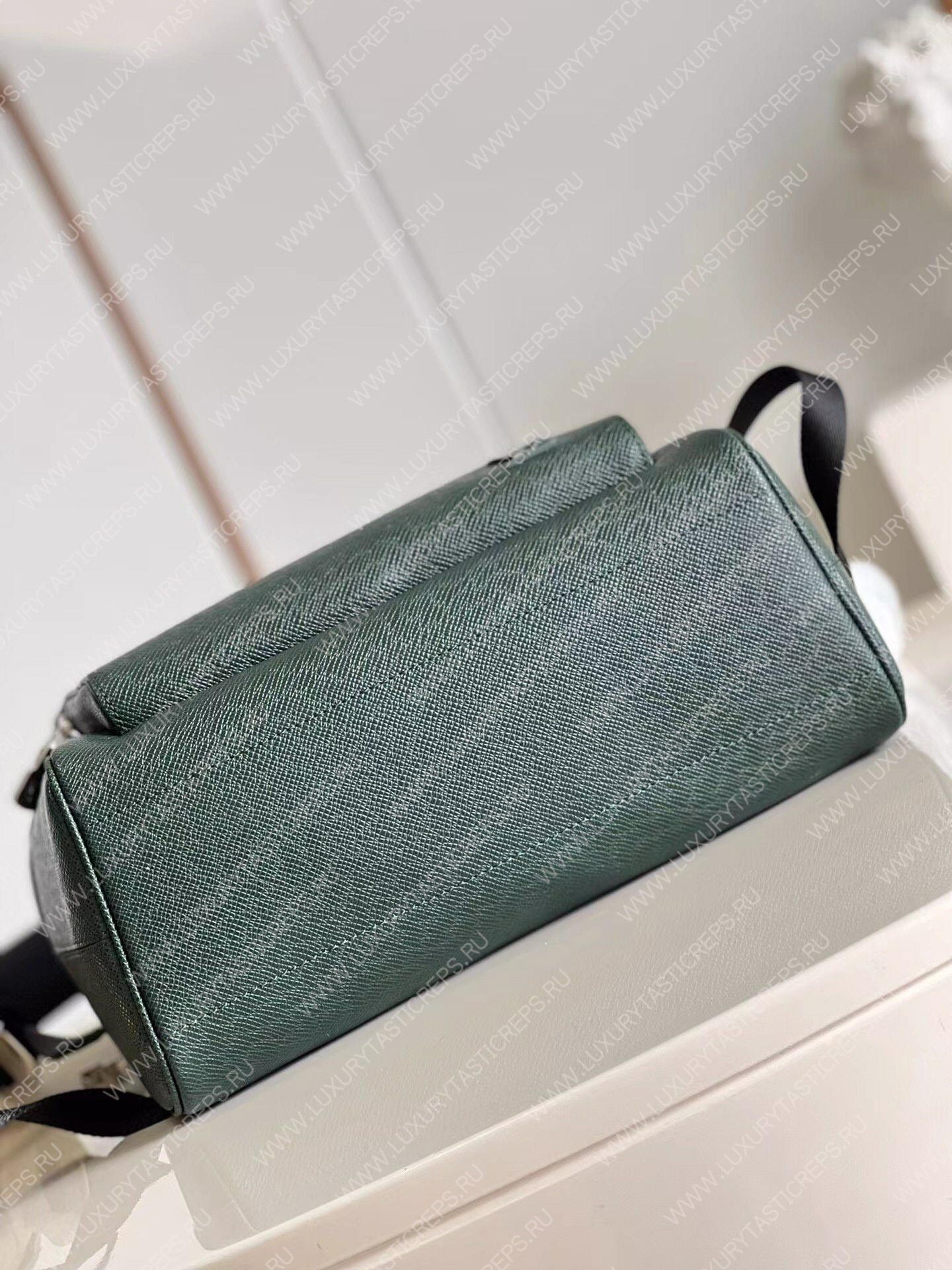 l**is V*t*n adrian backpack green m30857