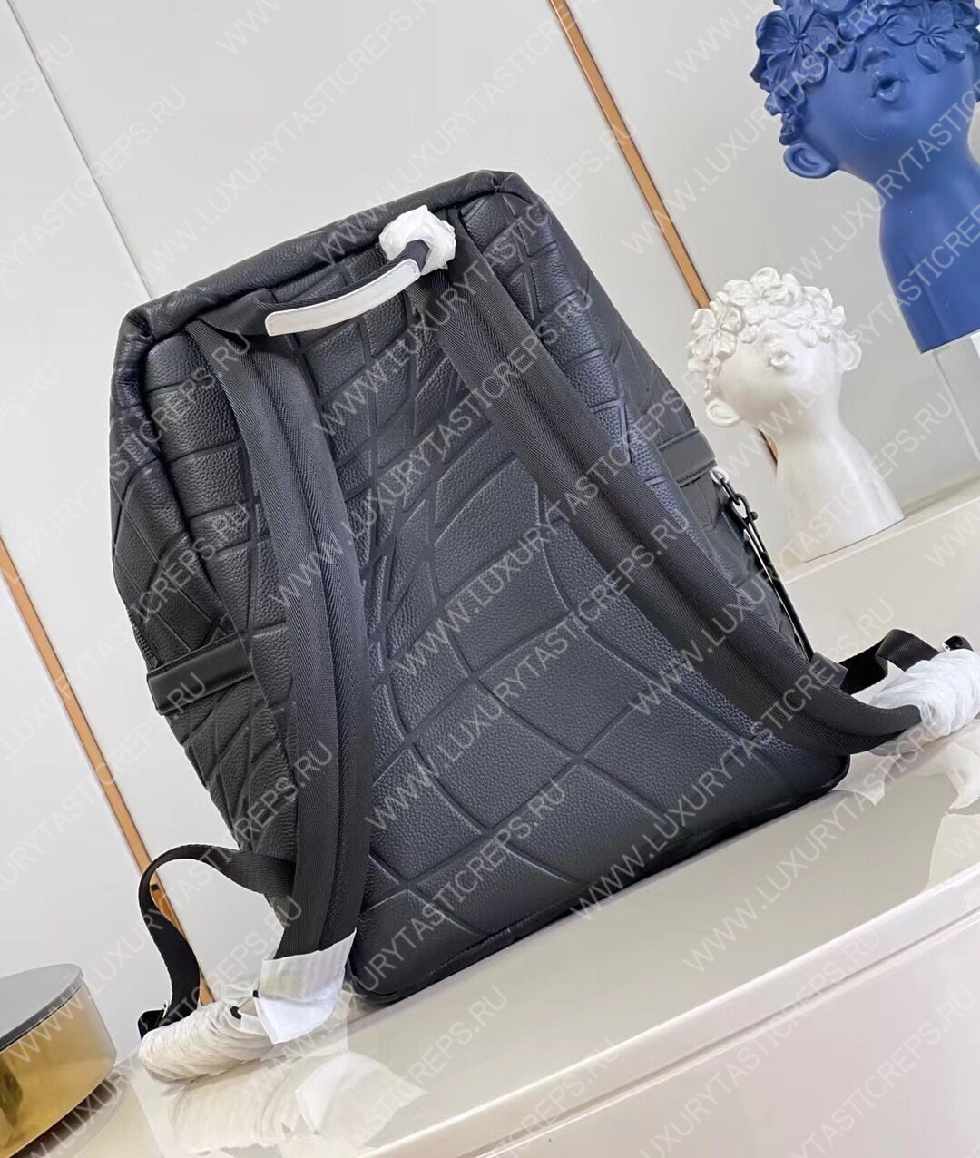 l**is V*t*n discovery backpack black m21391