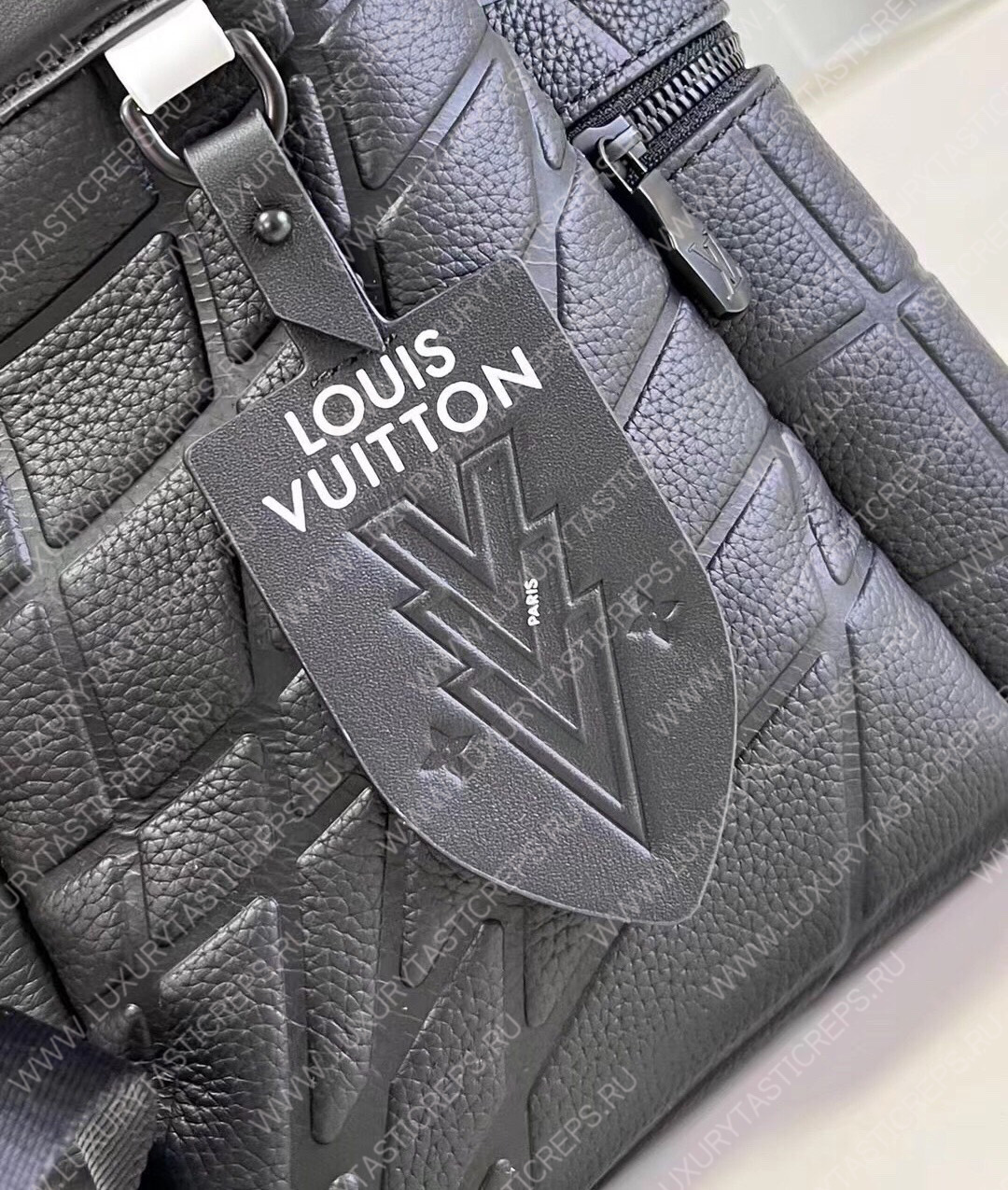 l**is V*t*n discovery backpack black m21391