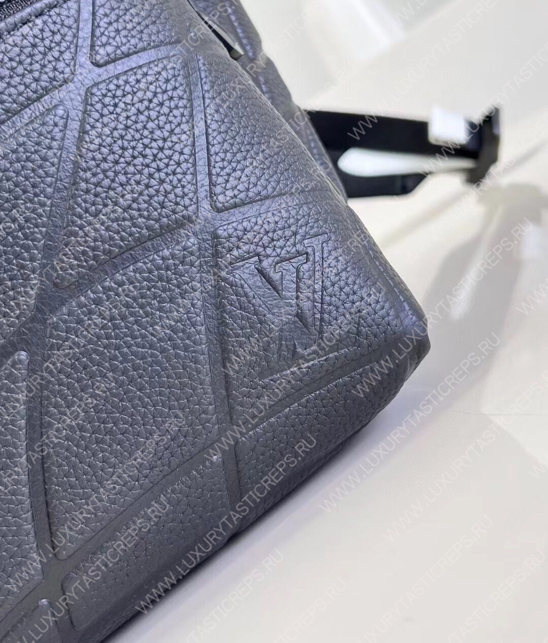 l**is V*t*n discovery backpack black m21391