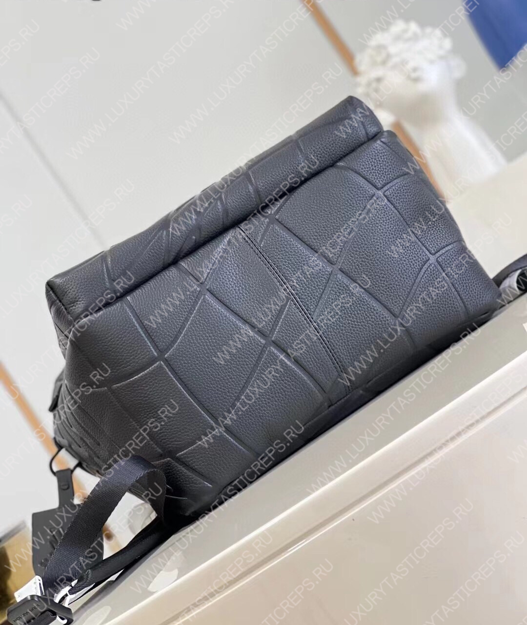 l**is V*t*n discovery backpack black m21391