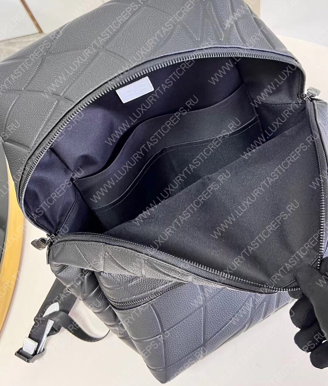 l**is V*t*n discovery backpack black m21391