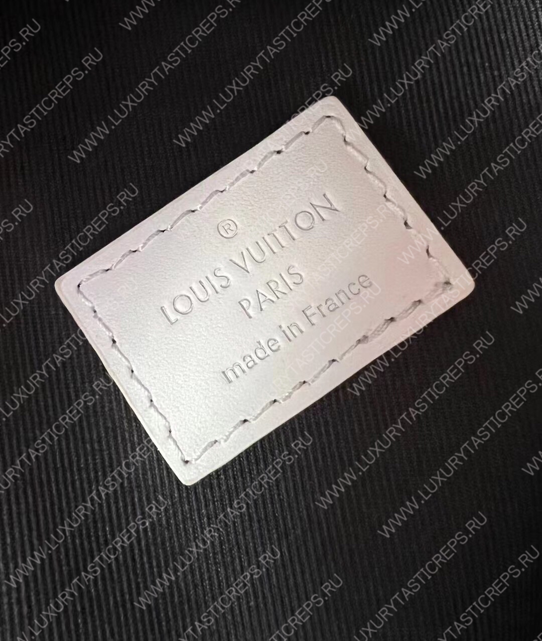 l**is V*t*n discovery backpack black m21391