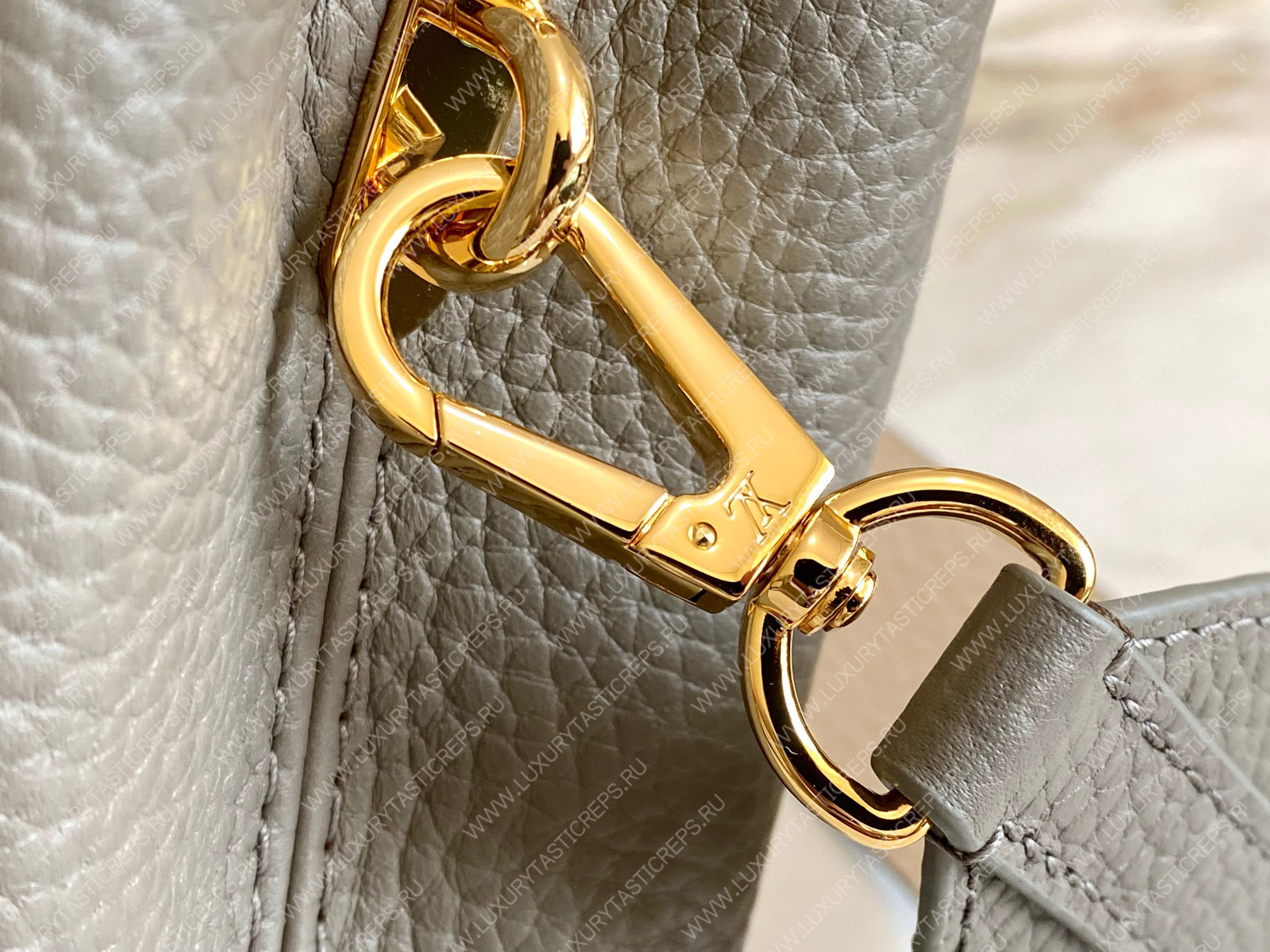 l**is V*t*n capucines mm steeple gray / greige m21296