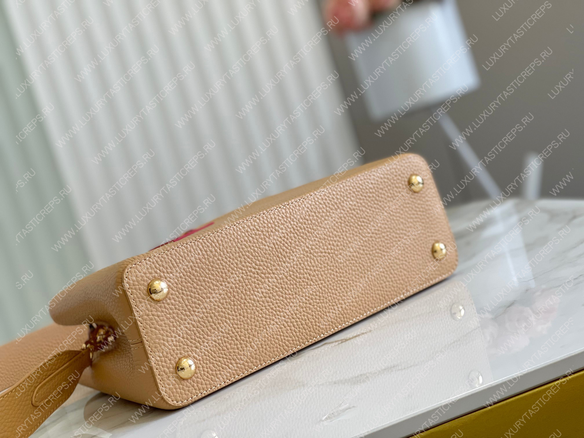 l**is V*t*n capucines mm arizona beige m20784