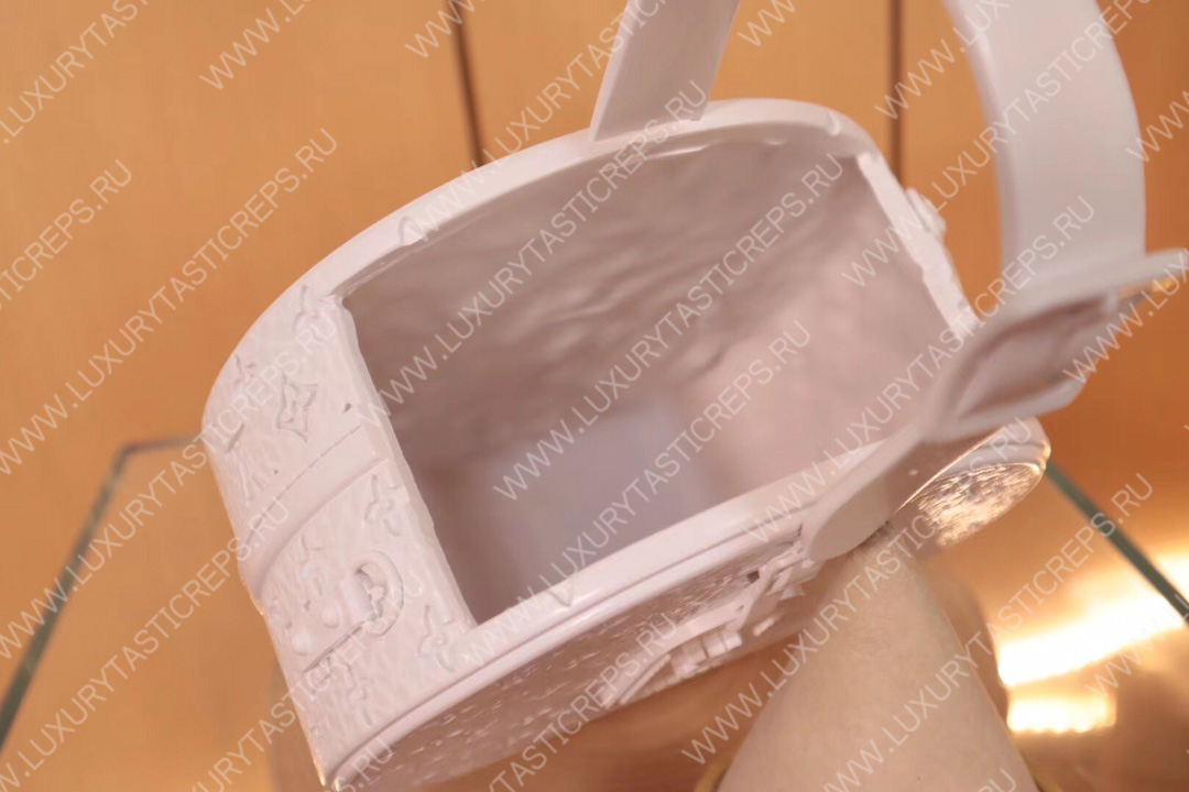 l**is V*t*n porcelain vase petite boite chapeau white gi0576