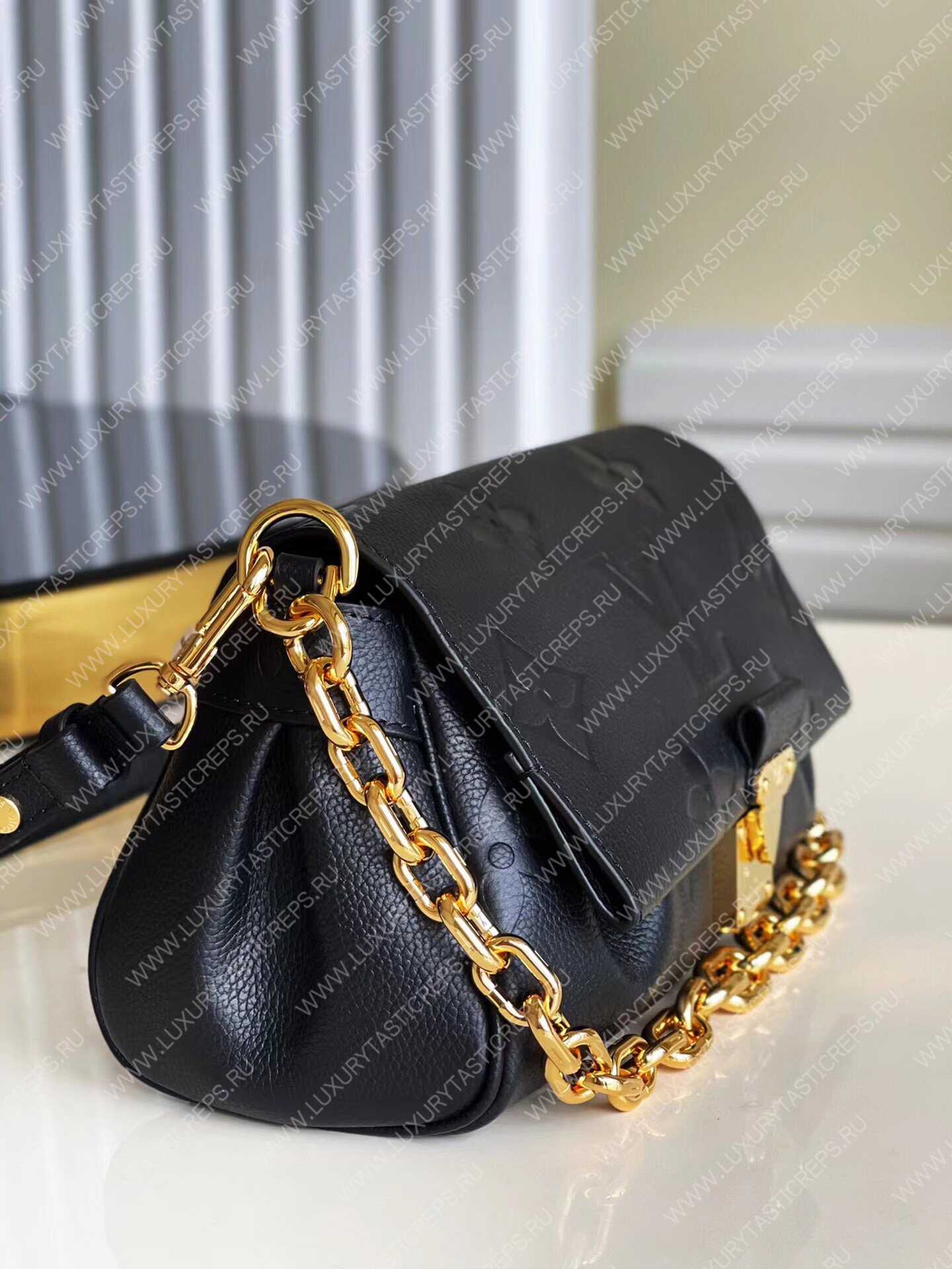 l**is V*t*n favorite navy blue m45813