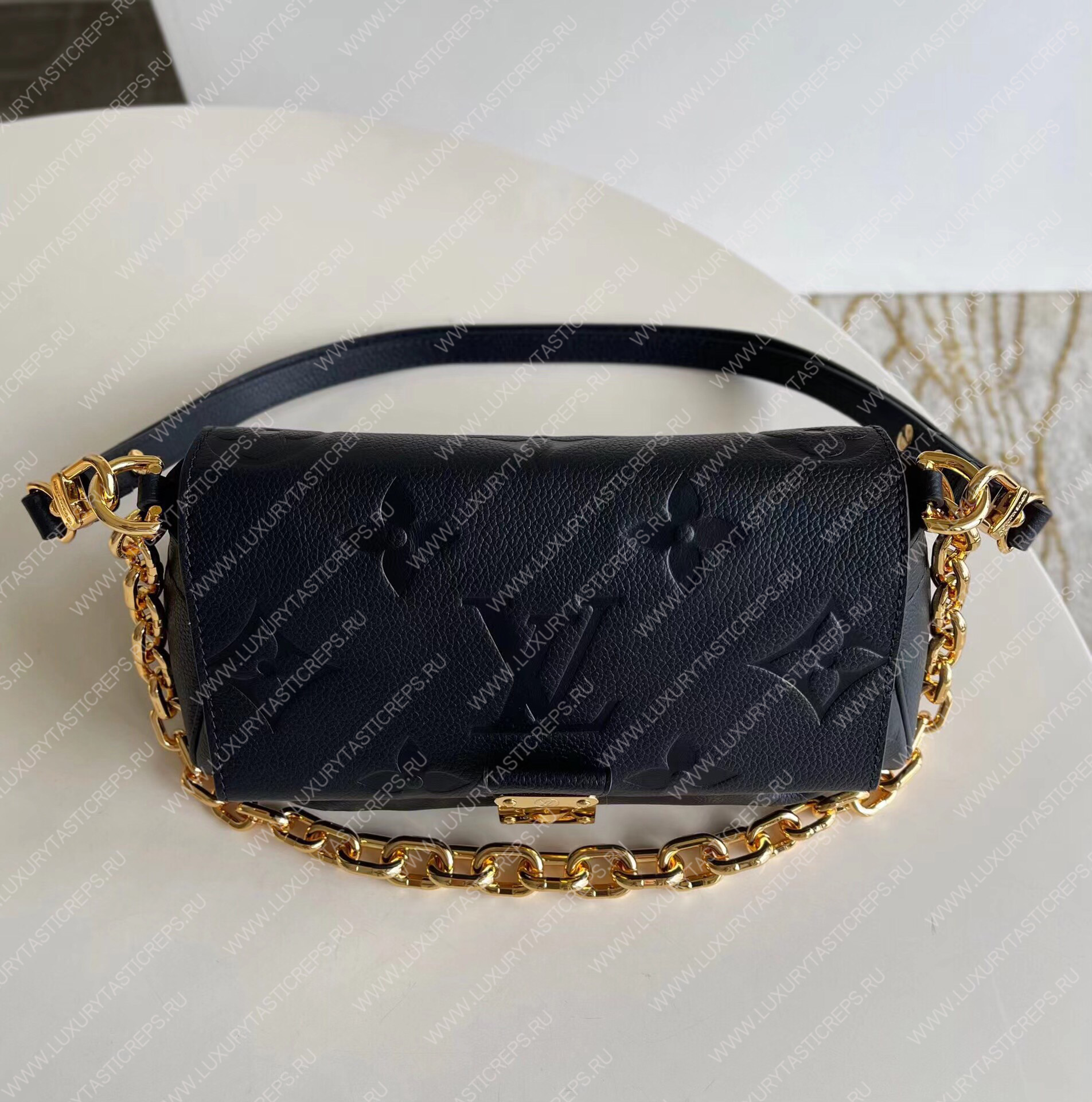 l**is V*t*n favorite navy blue m45813