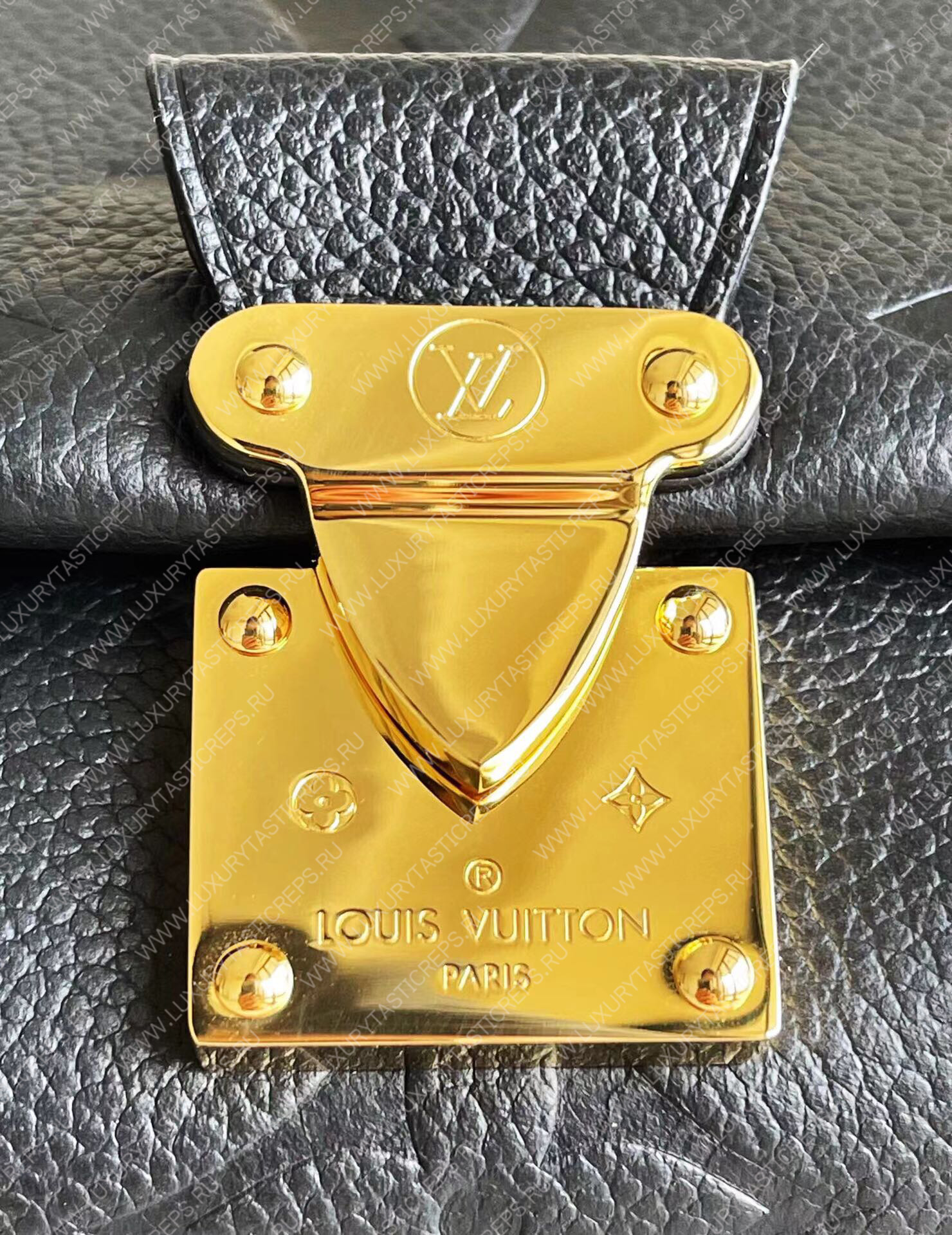 l**is V*t*n favorite navy blue m45813