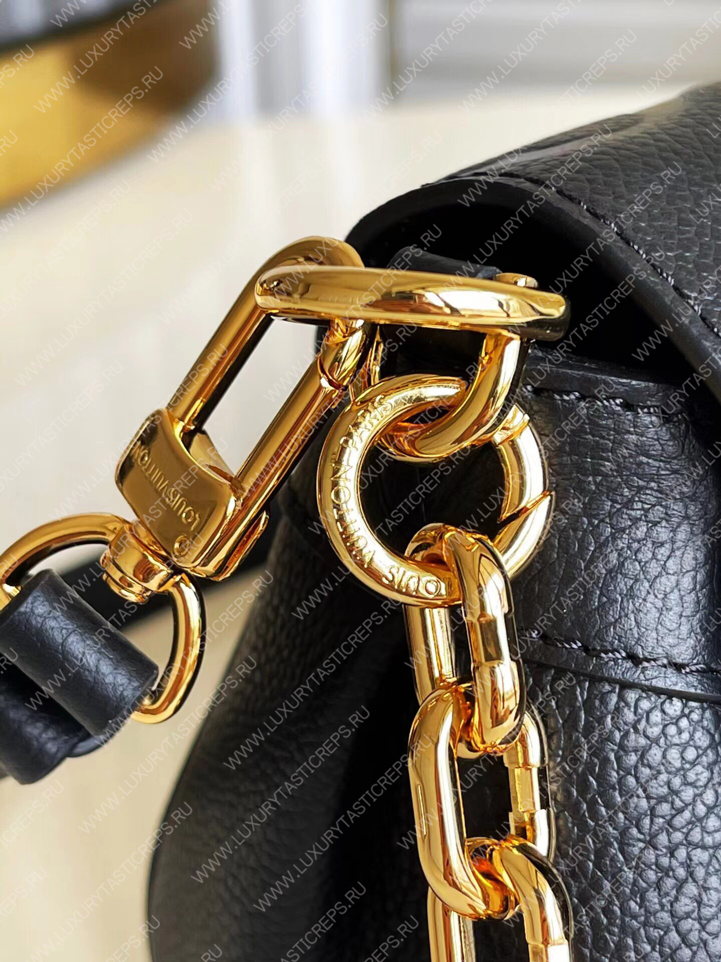 l**is V*t*n favorite navy blue m45813