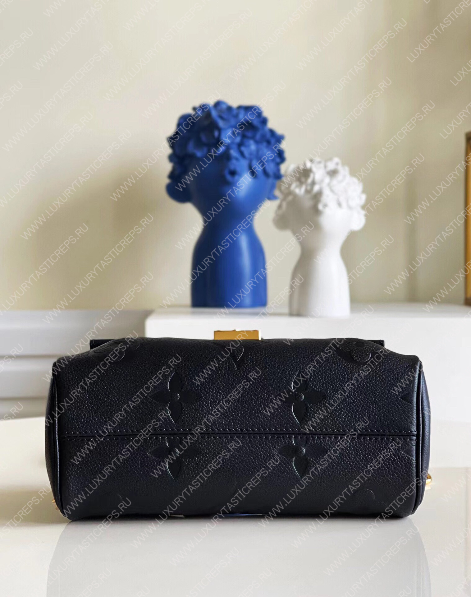 l**is V*t*n favorite navy blue m45813