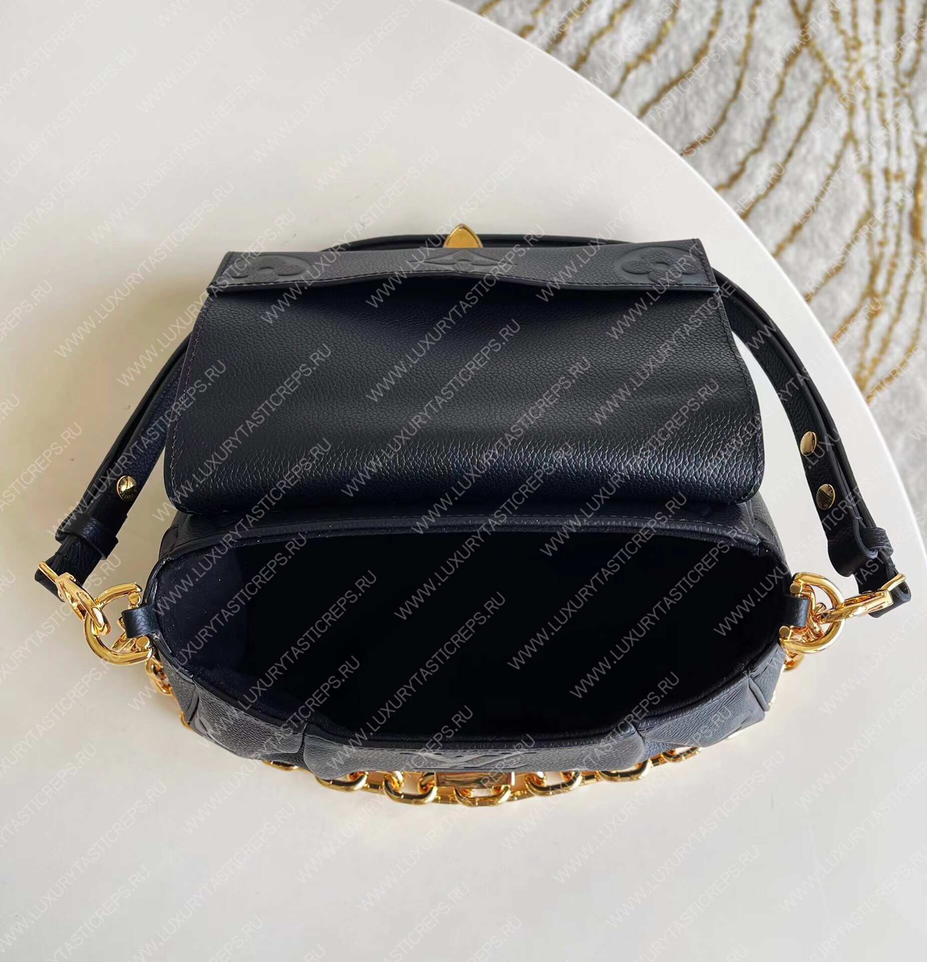 l**is V*t*n favorite navy blue m45813