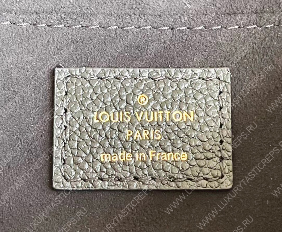 l**is V*t*n favorite navy blue m45813