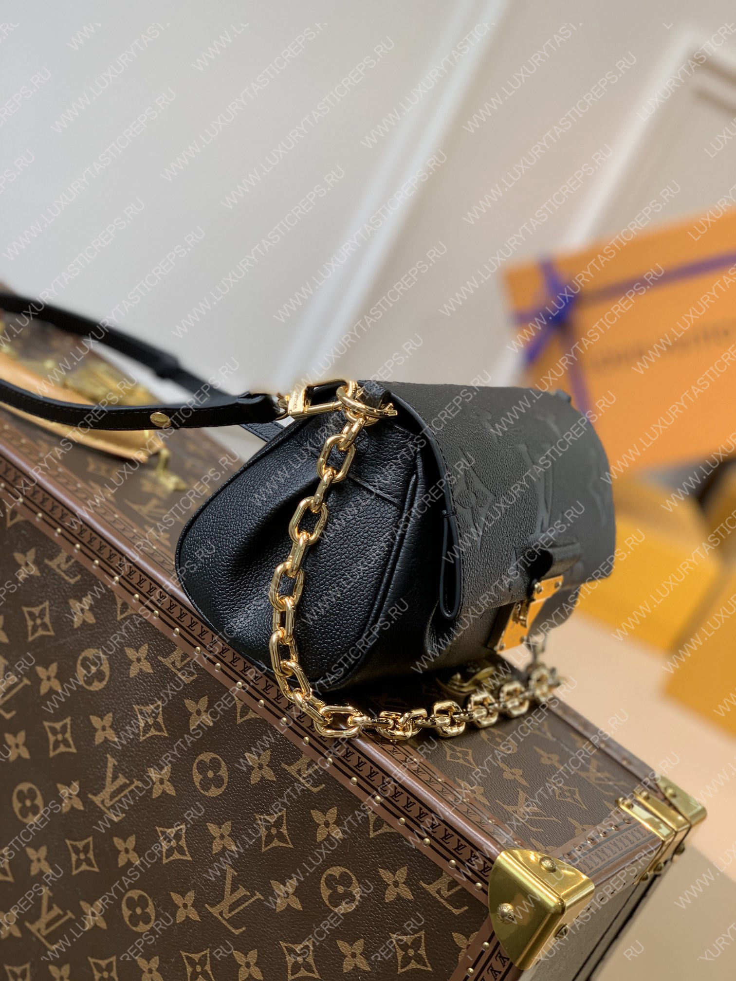 l**is V*t*n favorite black m45813