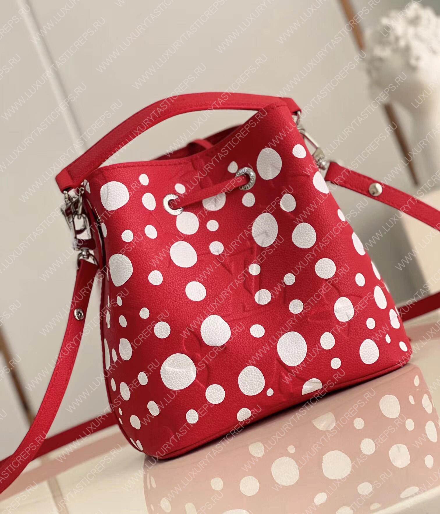 l**is V*t*n lv x yk nÉonoÉ bb red/white m21730