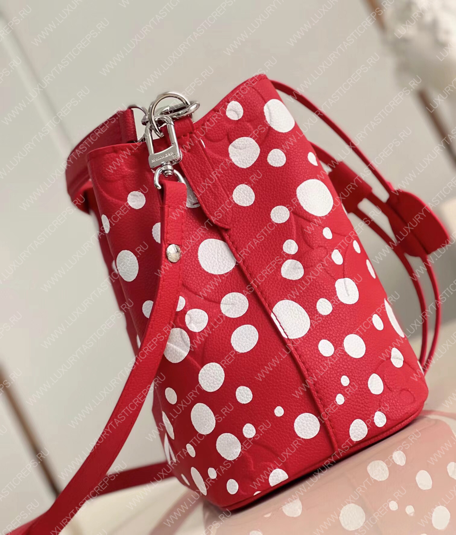 l**is V*t*n lv x yk nÉonoÉ bb red/white m21730