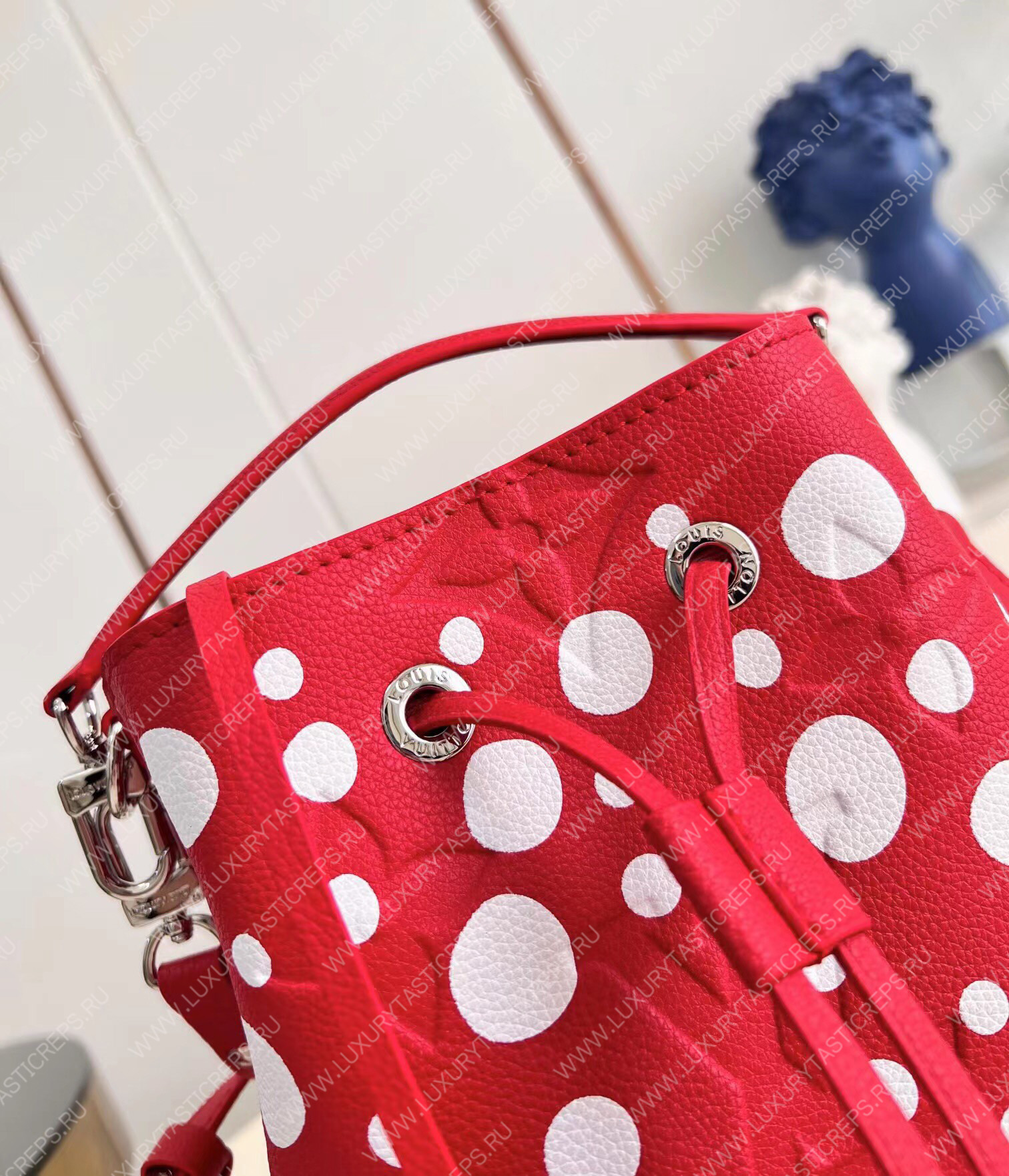 l**is V*t*n lv x yk nÉonoÉ bb red/white m21730