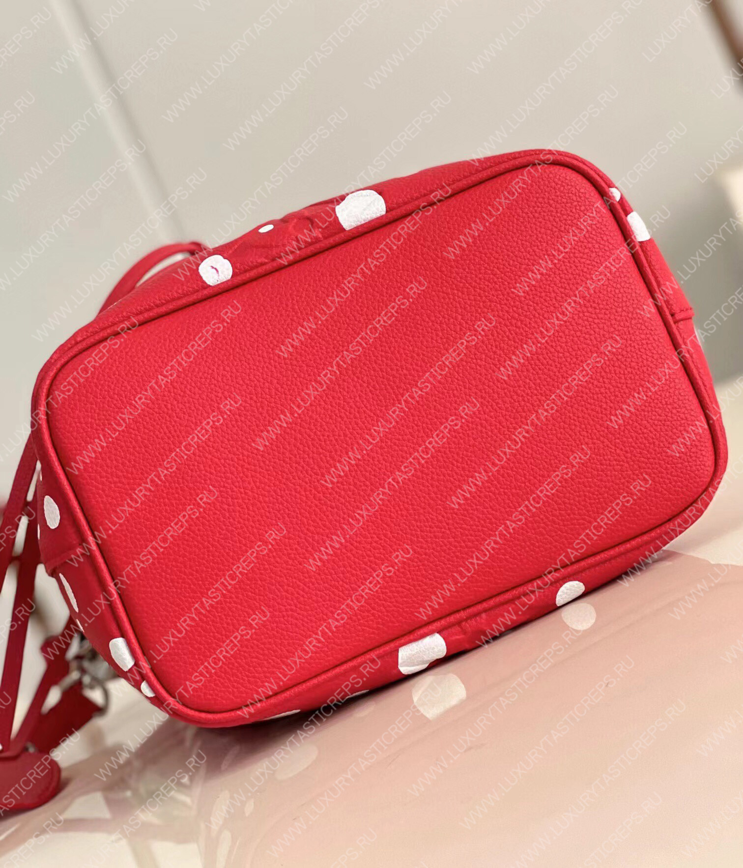 l**is V*t*n lv x yk nÉonoÉ bb red/white m21730