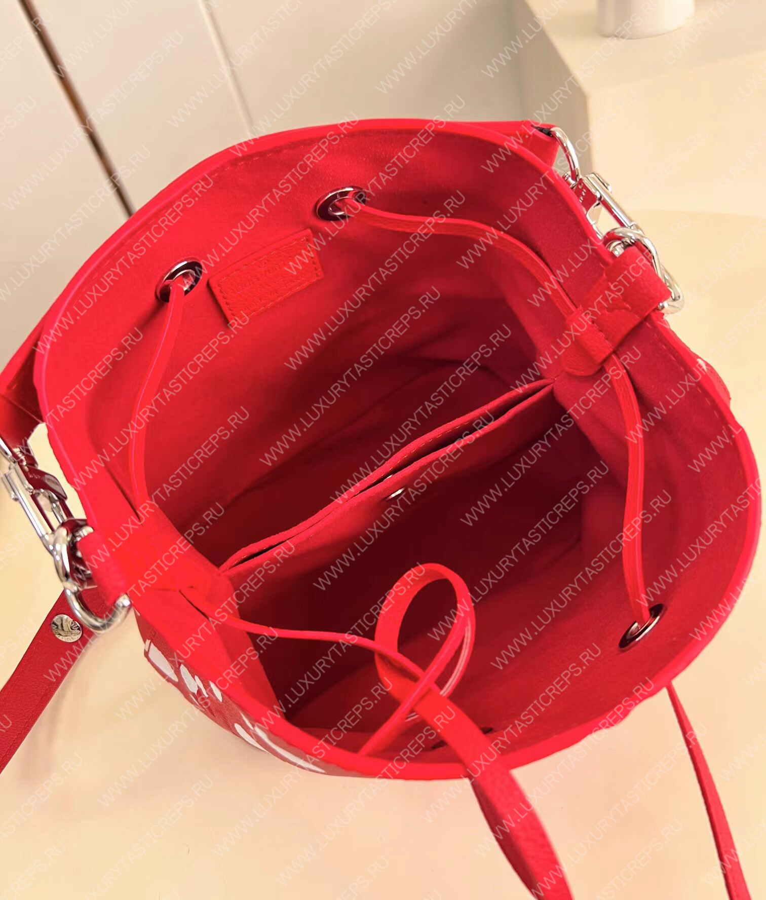 l**is V*t*n lv x yk nÉonoÉ bb red/white m21730