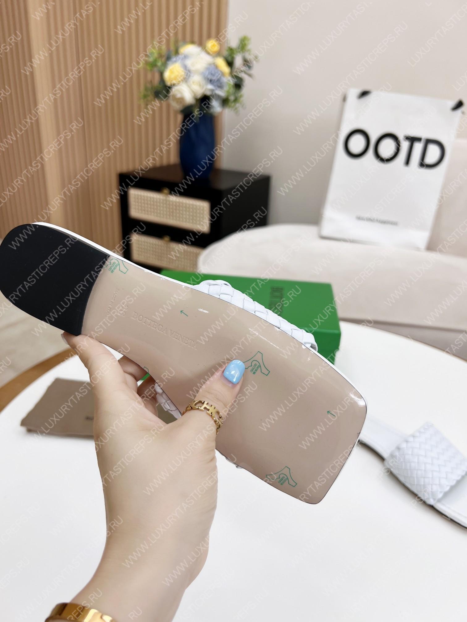 bo*te*ga Ve*ne*ta dot wave flat sandals white 708880v