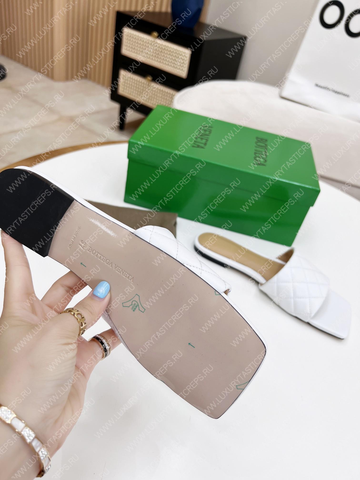 bo*te*ga Ve*ne*ta padded flat sandals white 627710v