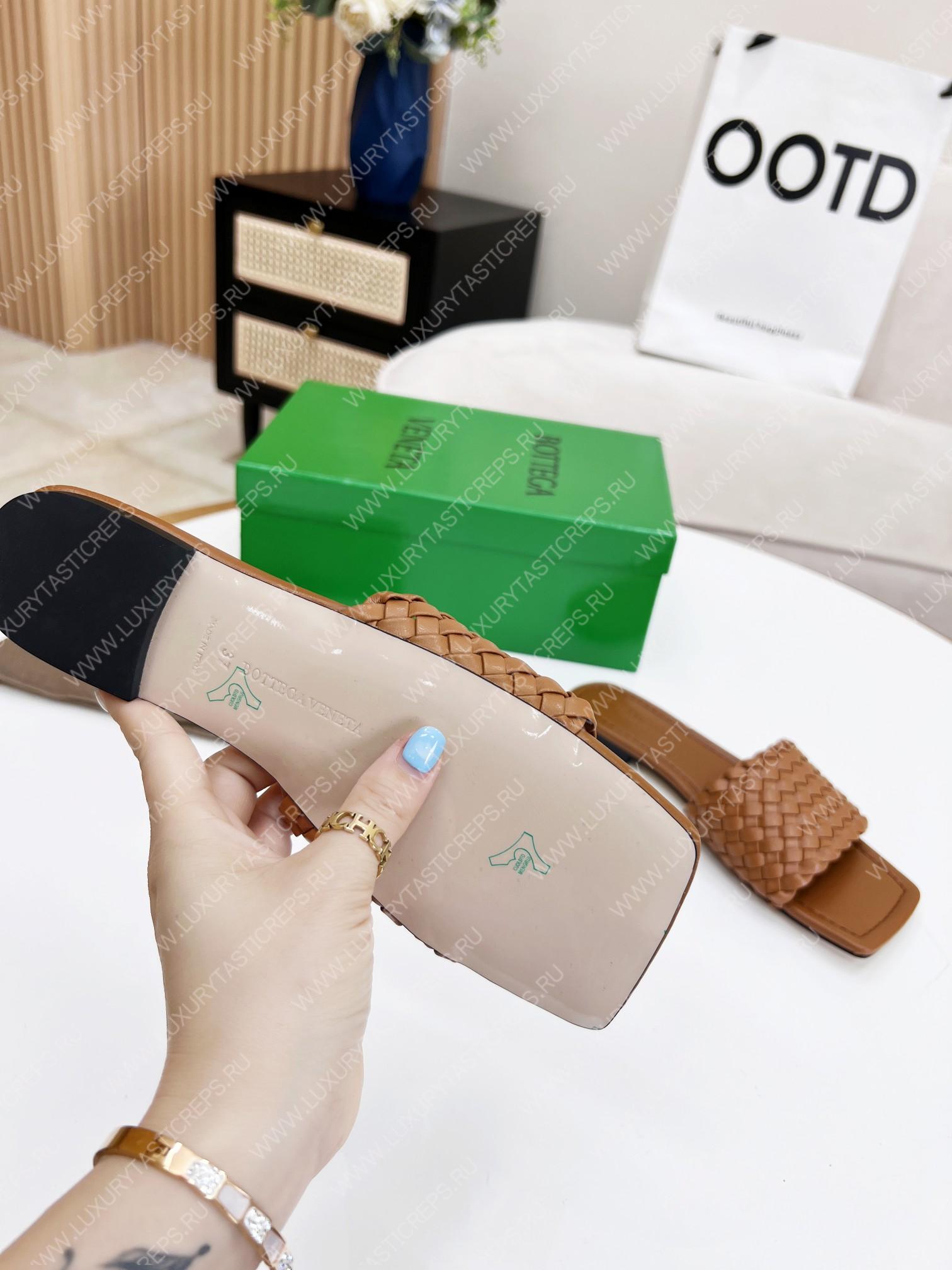 bo*te*ga Ve*ne*ta dot wave flat sandals brown 708880v