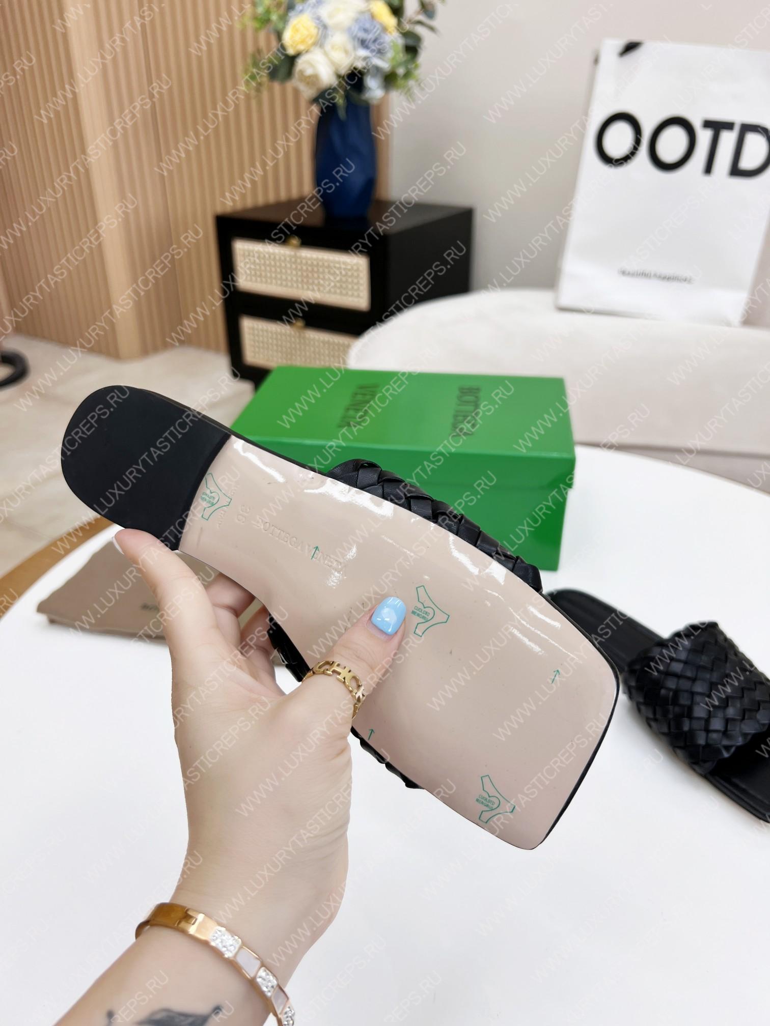 bo*te*ga Ve*ne*ta dot wave flat sandals black 708880v