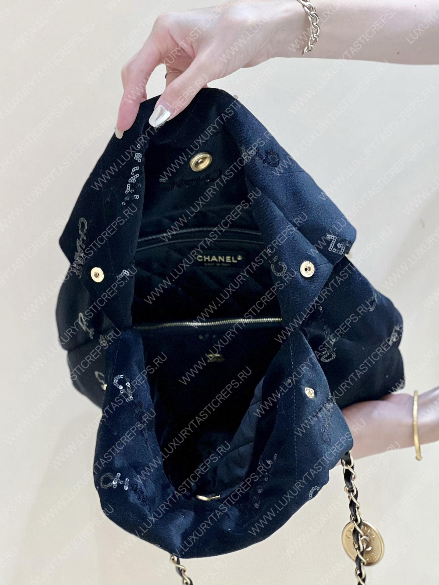 Ch*el 22 handbag black as3260