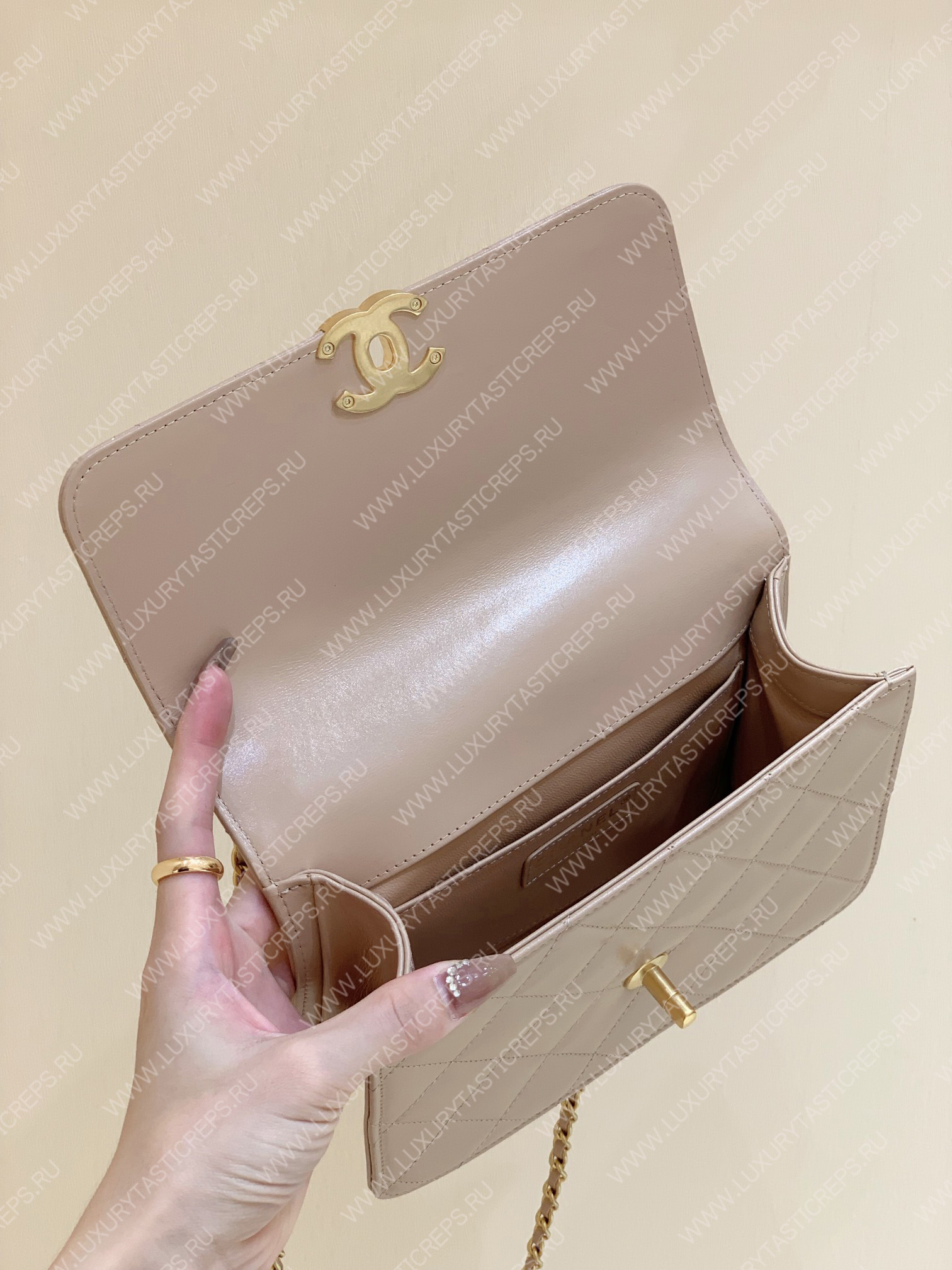 Ch*el wallet on chain beige ap2649