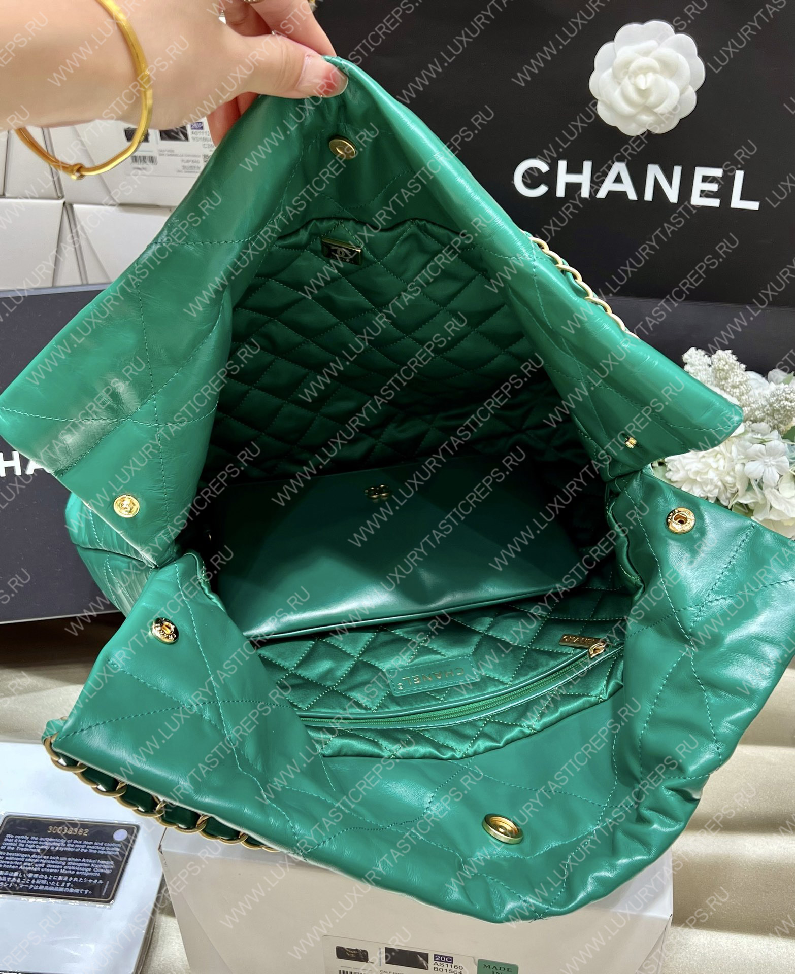 Ch*el 22 handbag green as3261
