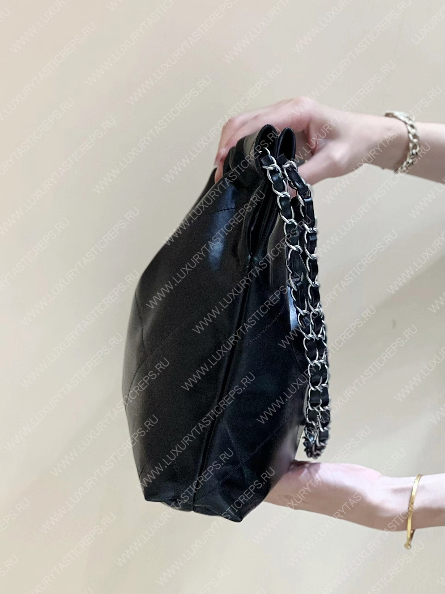 Ch*el 22 handbag black as3260
