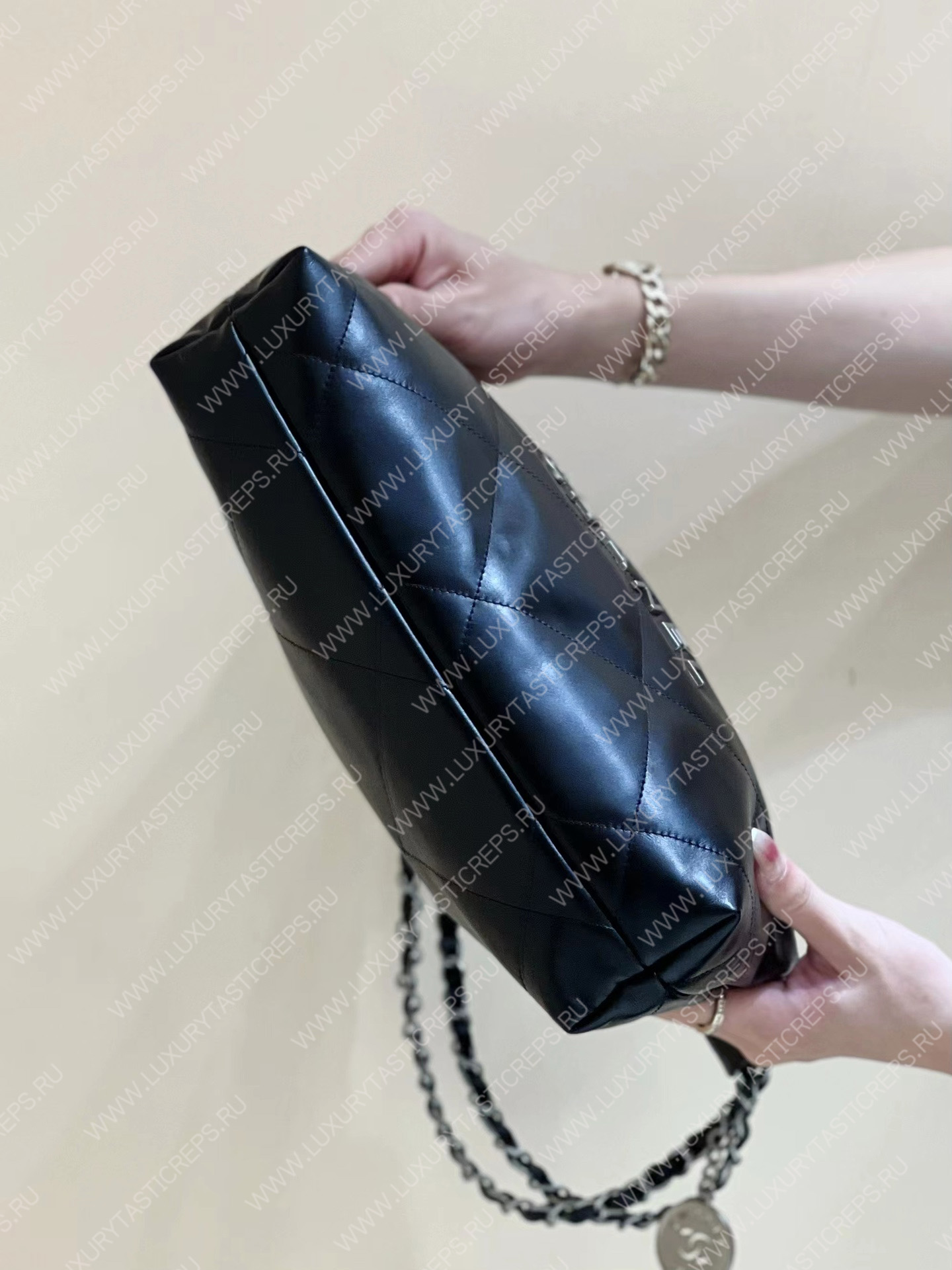 Ch*el 22 handbag black as3260