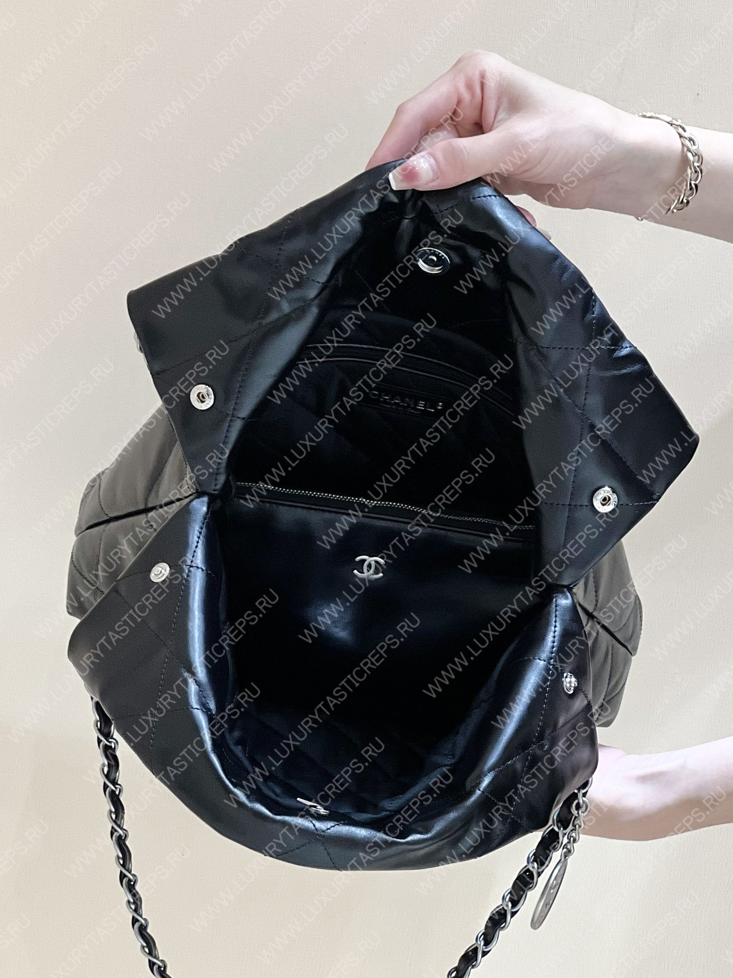 Ch*el 22 handbag black as3260