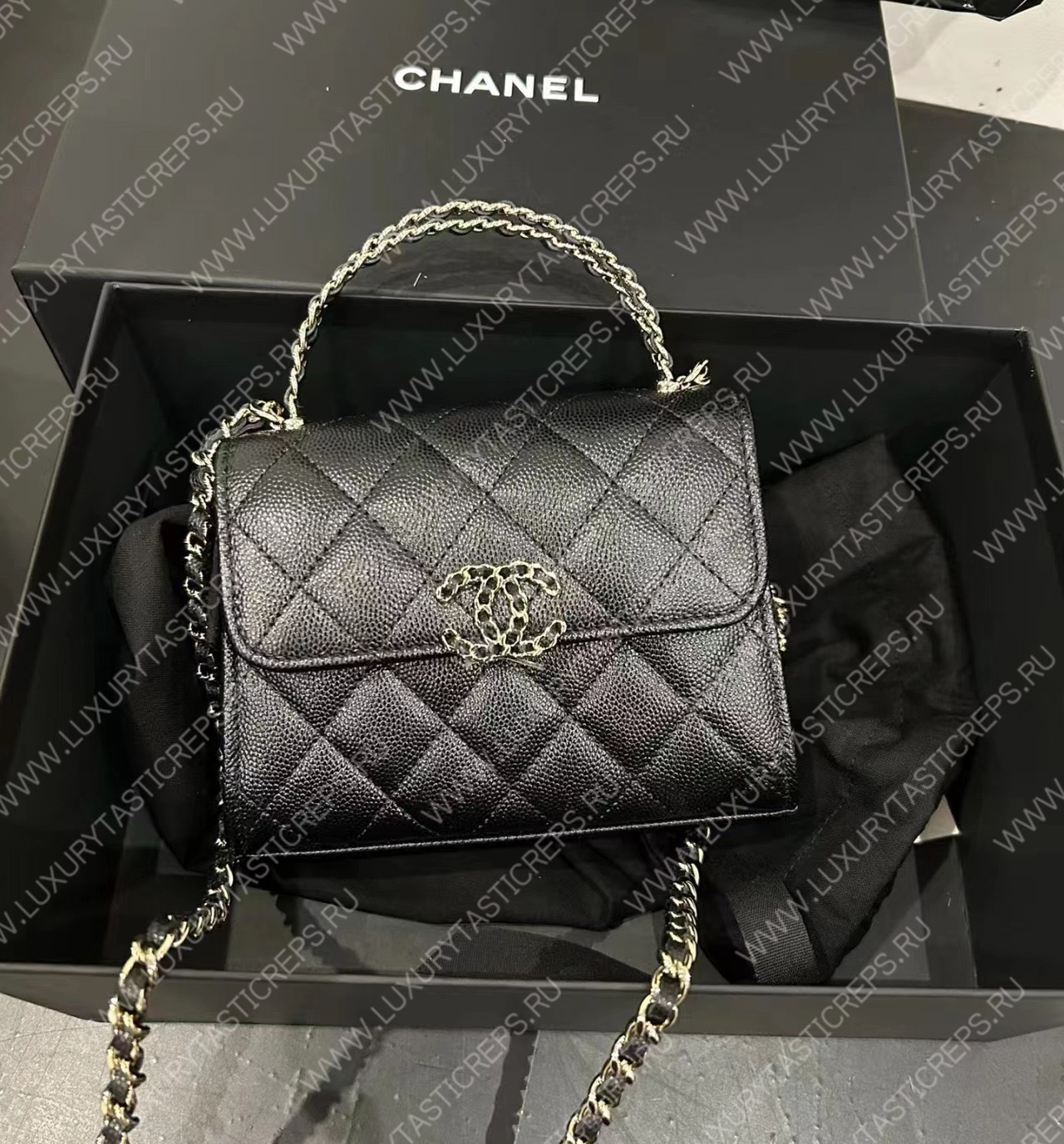 Ch*el 19 handbag with chain and top handle black ap3237
