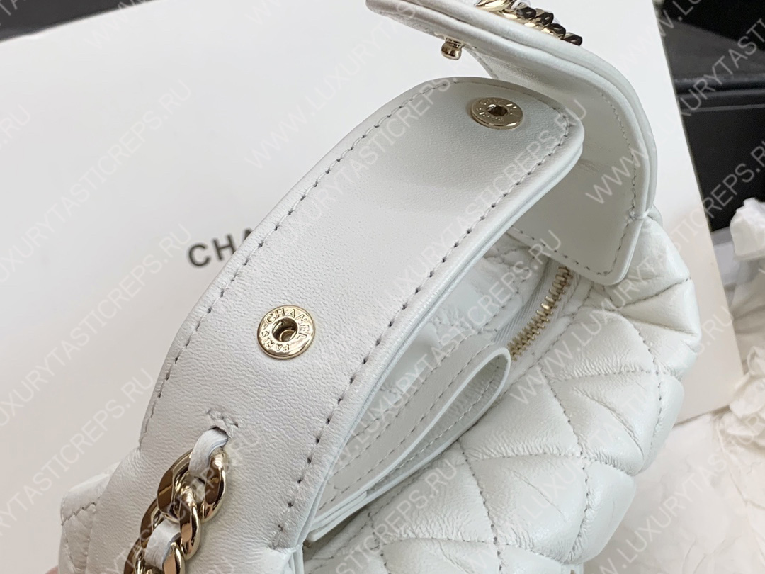 Ch*el pouch white ap3095