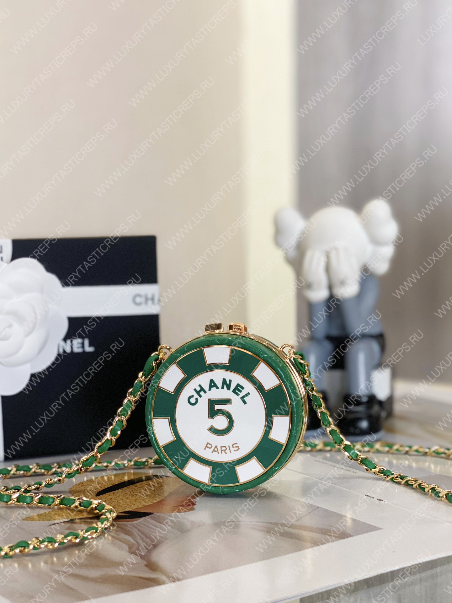 Ch*el clutch with chain green & white ap3074