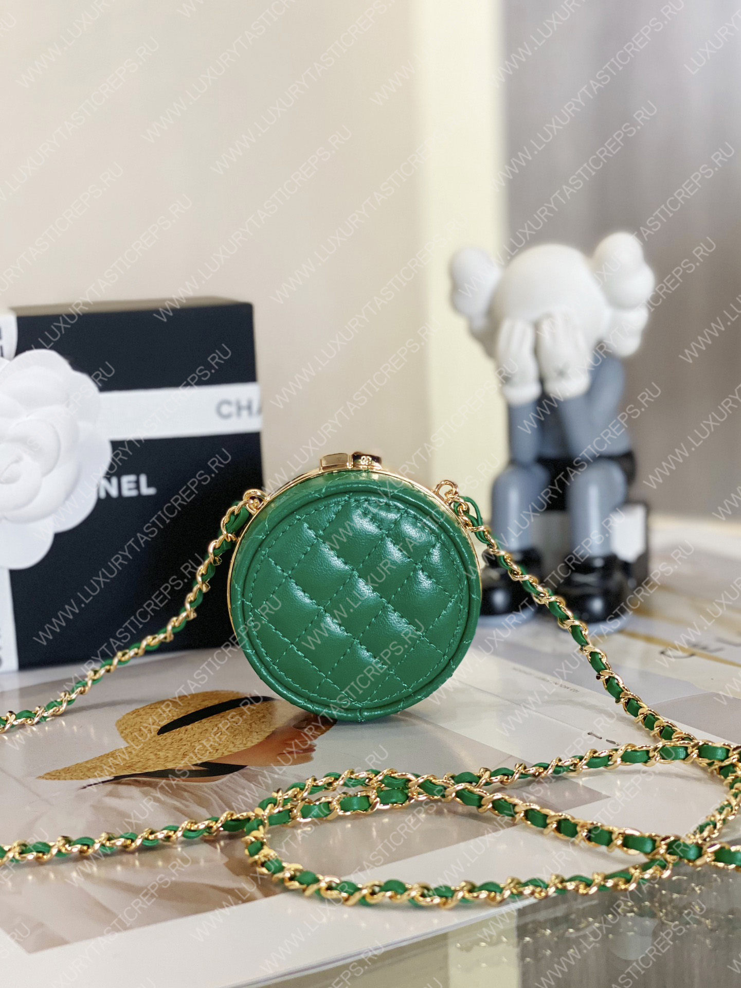 Ch*el clutch with chain green & white ap3074