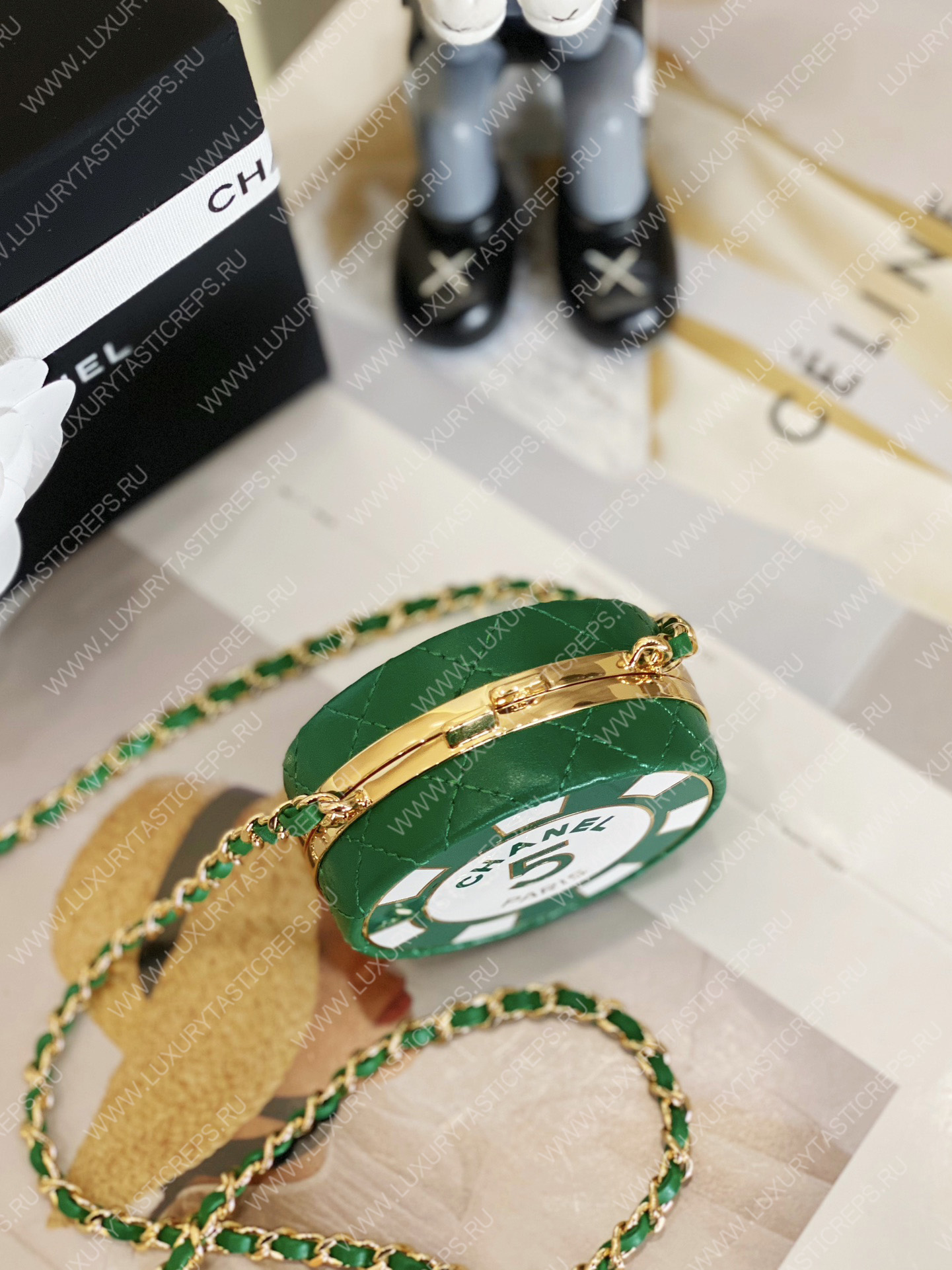 Ch*el clutch with chain green & white ap3074