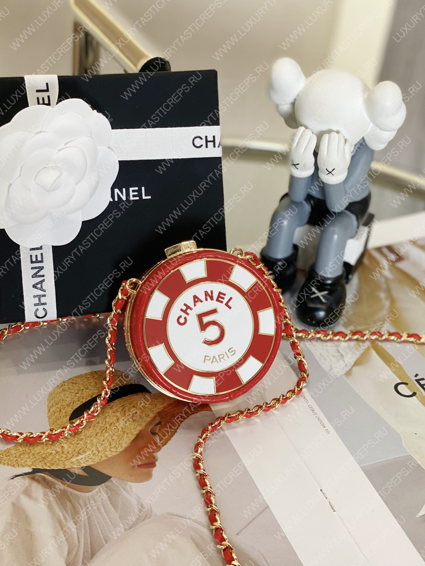 Ch*el clutch with chain red & white ap3074