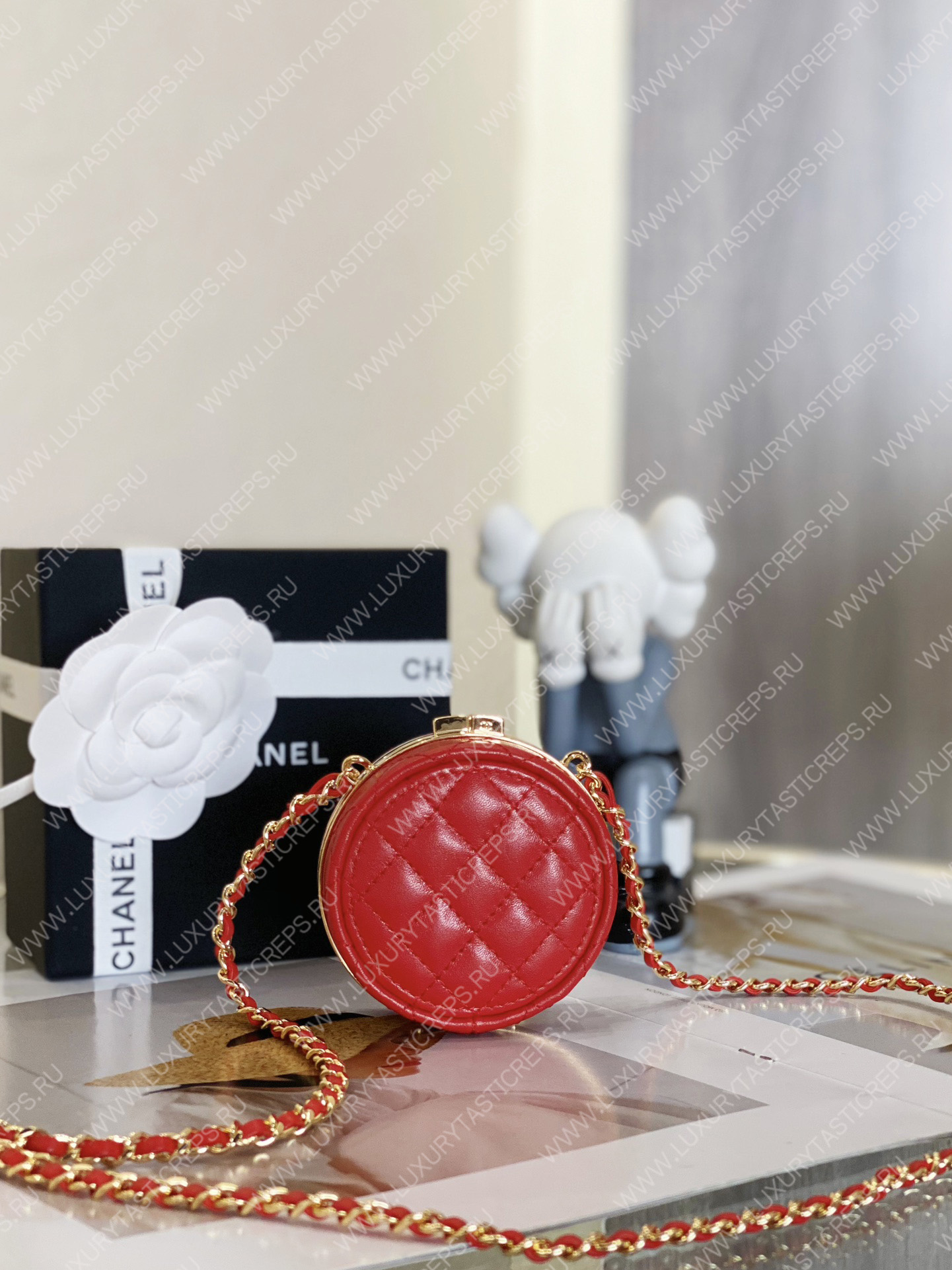 Ch*el clutch with chain red & white ap3074