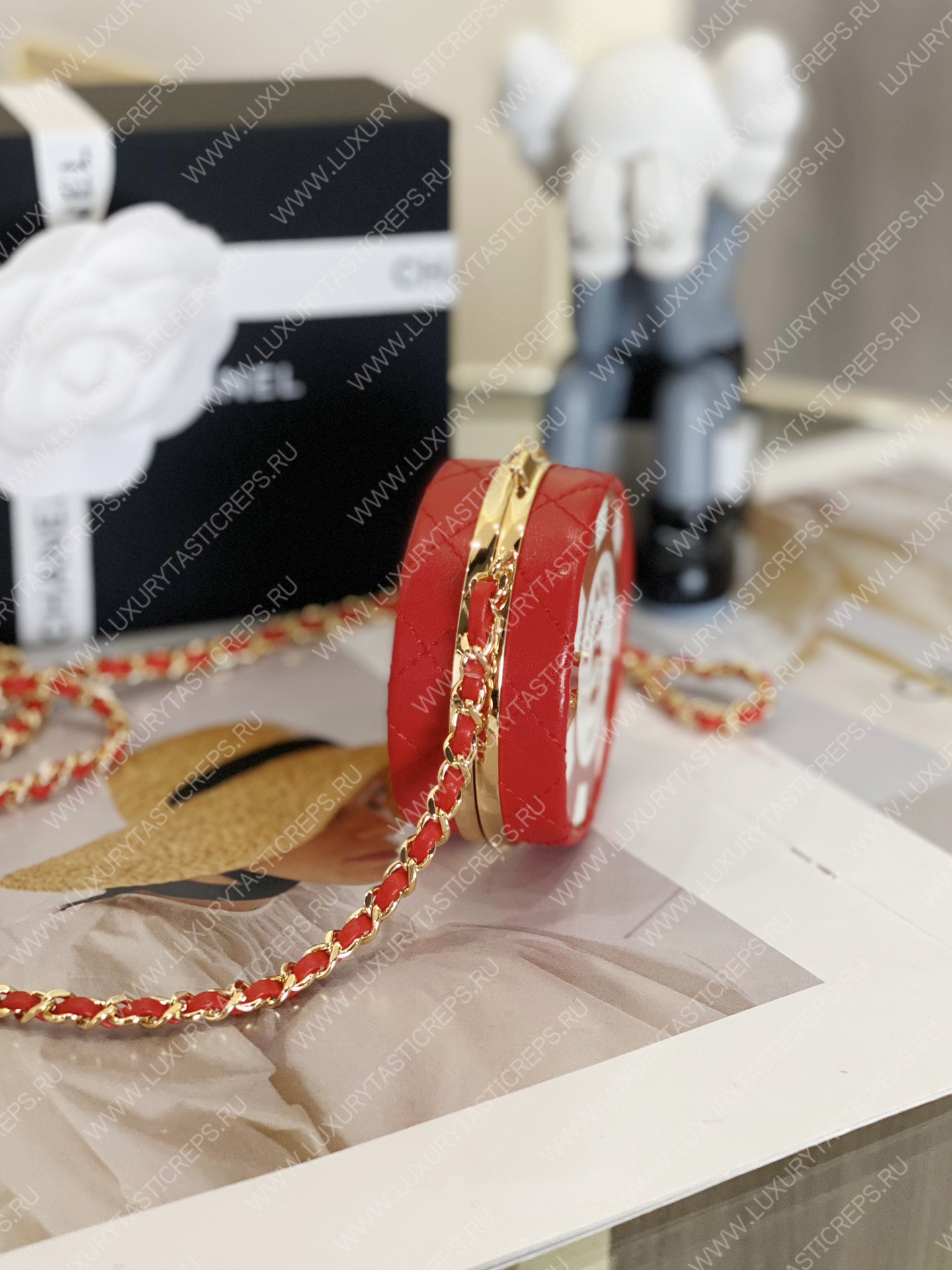 Ch*el clutch with chain red & white ap3074