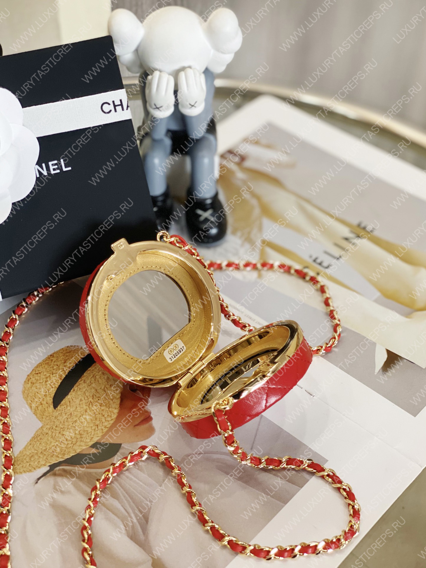 Ch*el clutch with chain red & white ap3074